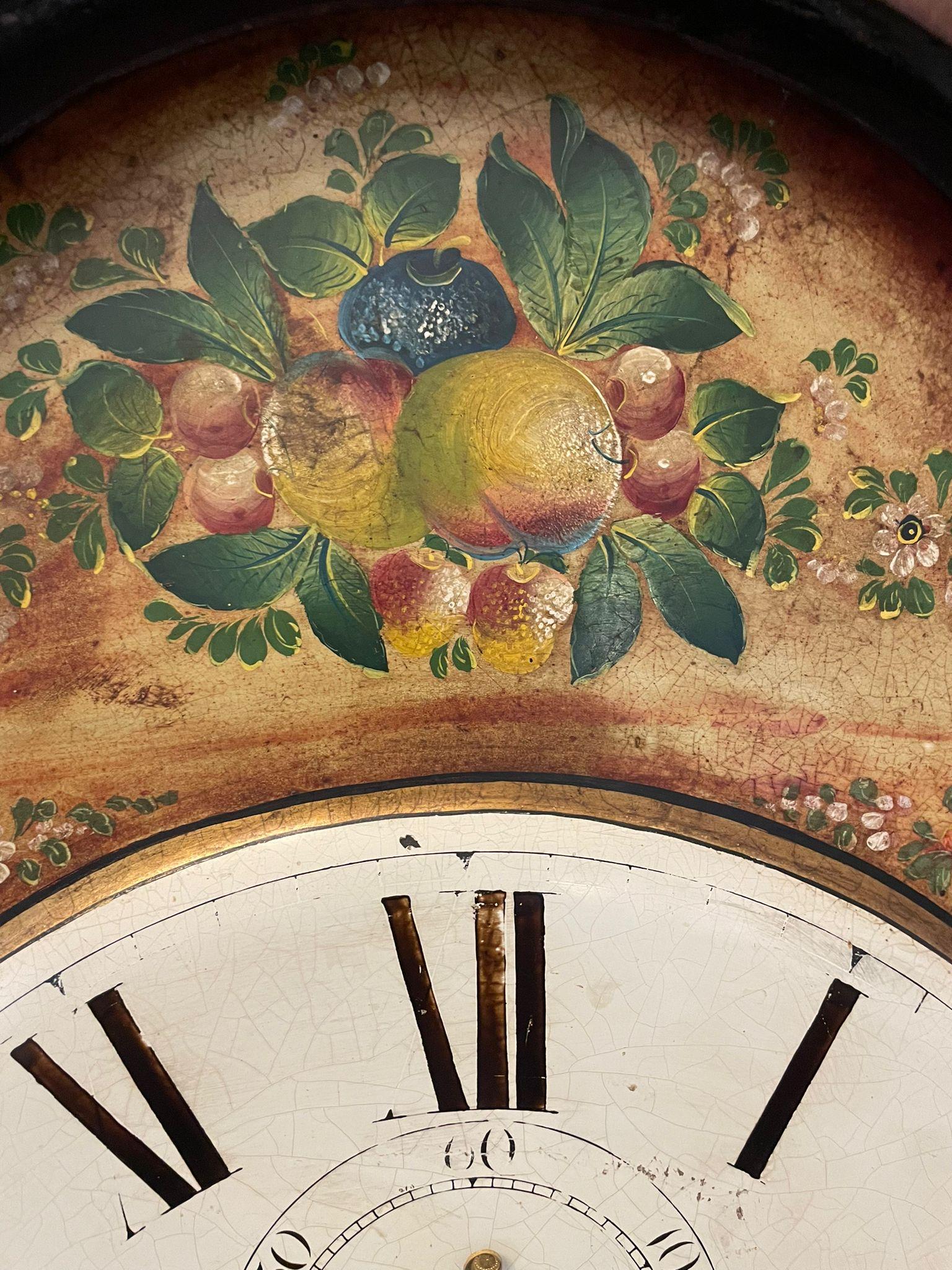 Horloge de parquet ancien de qualité George III en chêne et acajou avec visage peint de 8 jours Bon état - En vente à Suffolk, GB