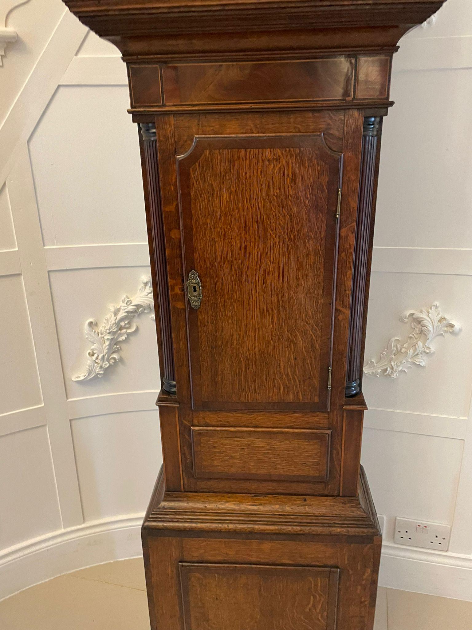 XIXe siècle Horloge de parquet ancien de qualité George III en chêne et acajou avec visage peint de 8 jours en vente