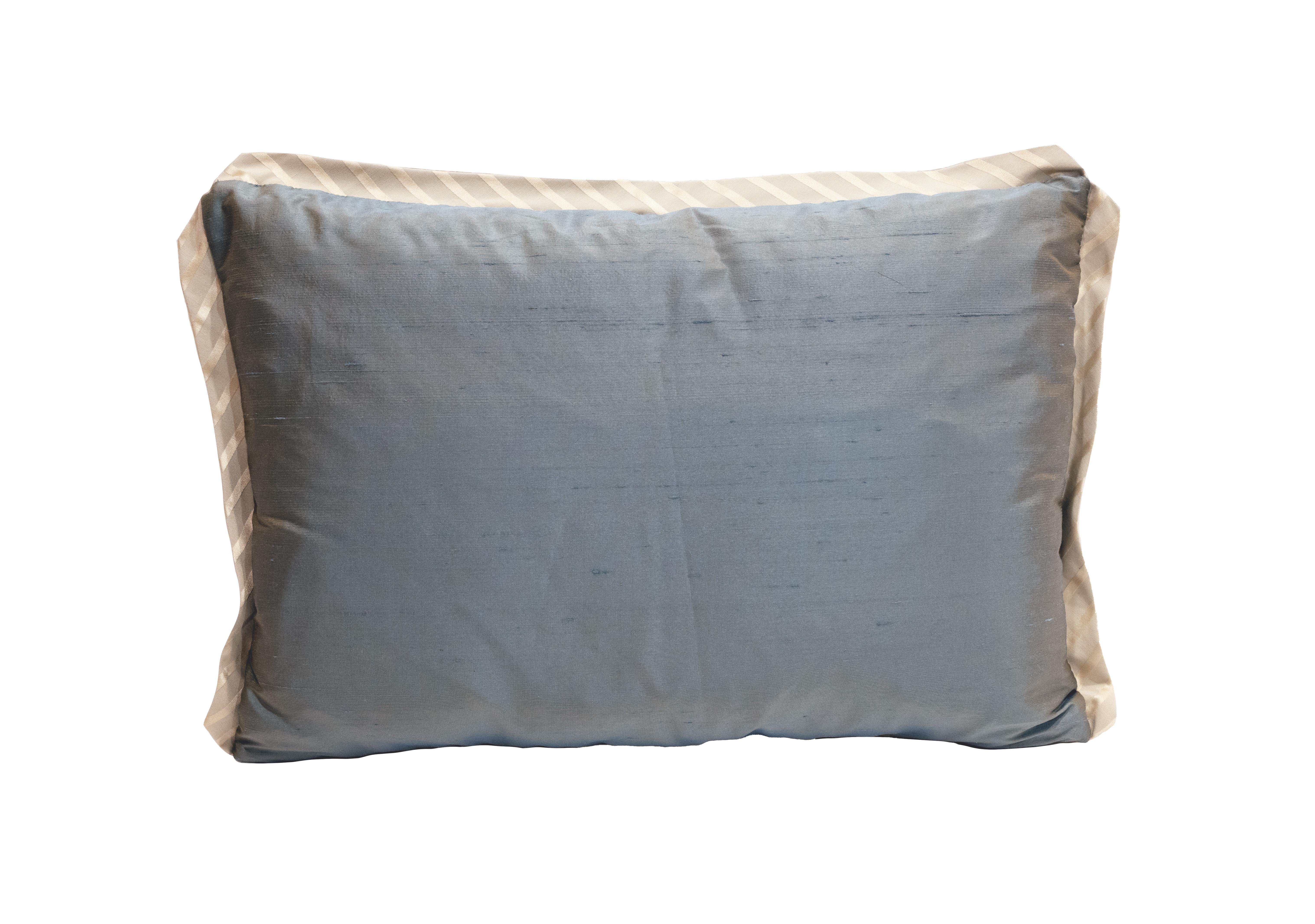 Une paire de coussins Fortuny dans le motif Ashanti en bleu ardoise et or argenté. Avec bordures en biais en soie rayée et dos en pongé de soie. 