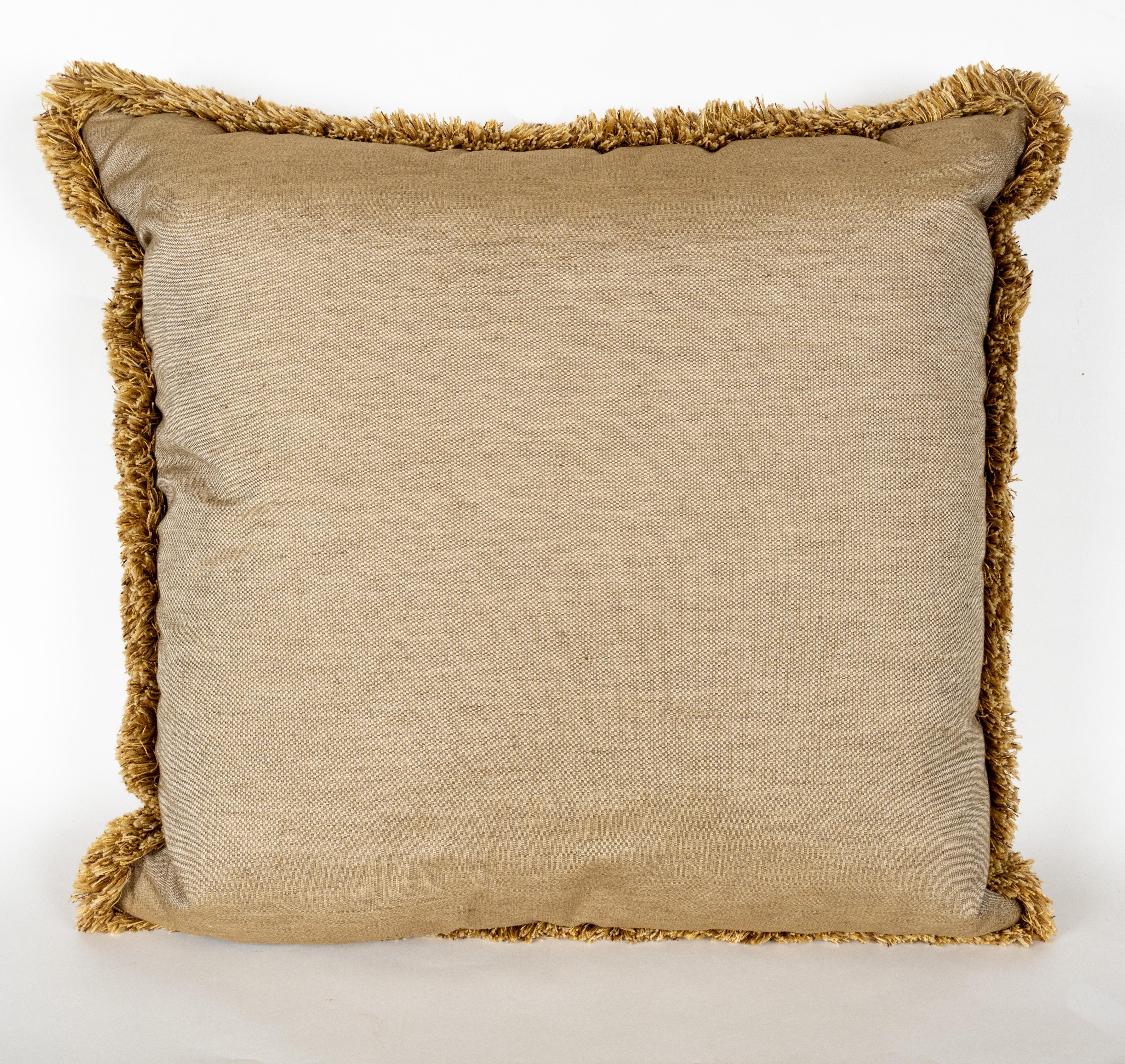 A Fortuny Cushion in the Peruviano Pattern with Brush Fringe In New Condition For Sale In New York, NY