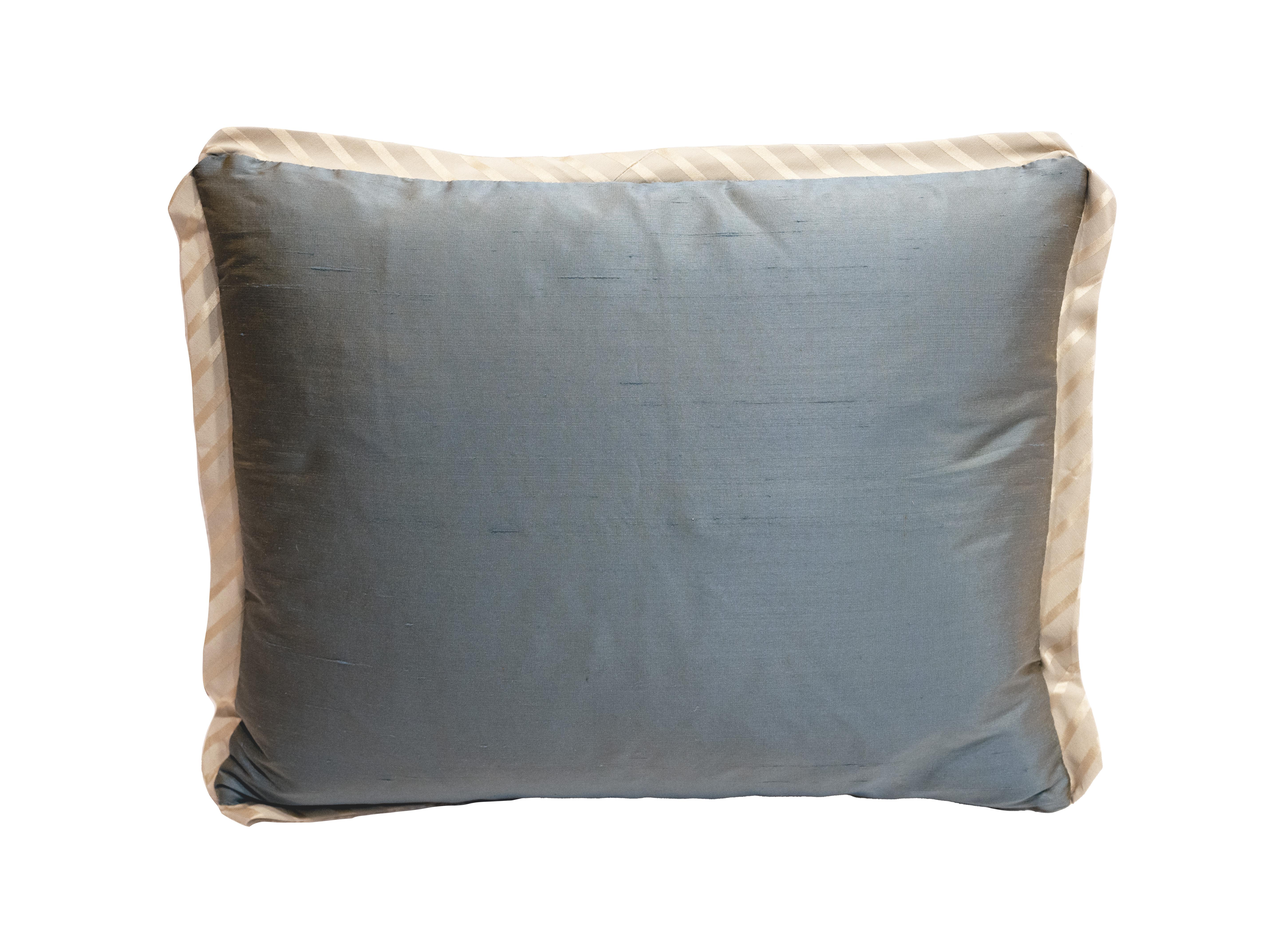 Un cuscino Fortuny a punto singolo e mitragliato con il motivo Ashanti in blu ardesia e oro argentato. Con bordi in sbieco di seta e dorso in pongee di seta. 