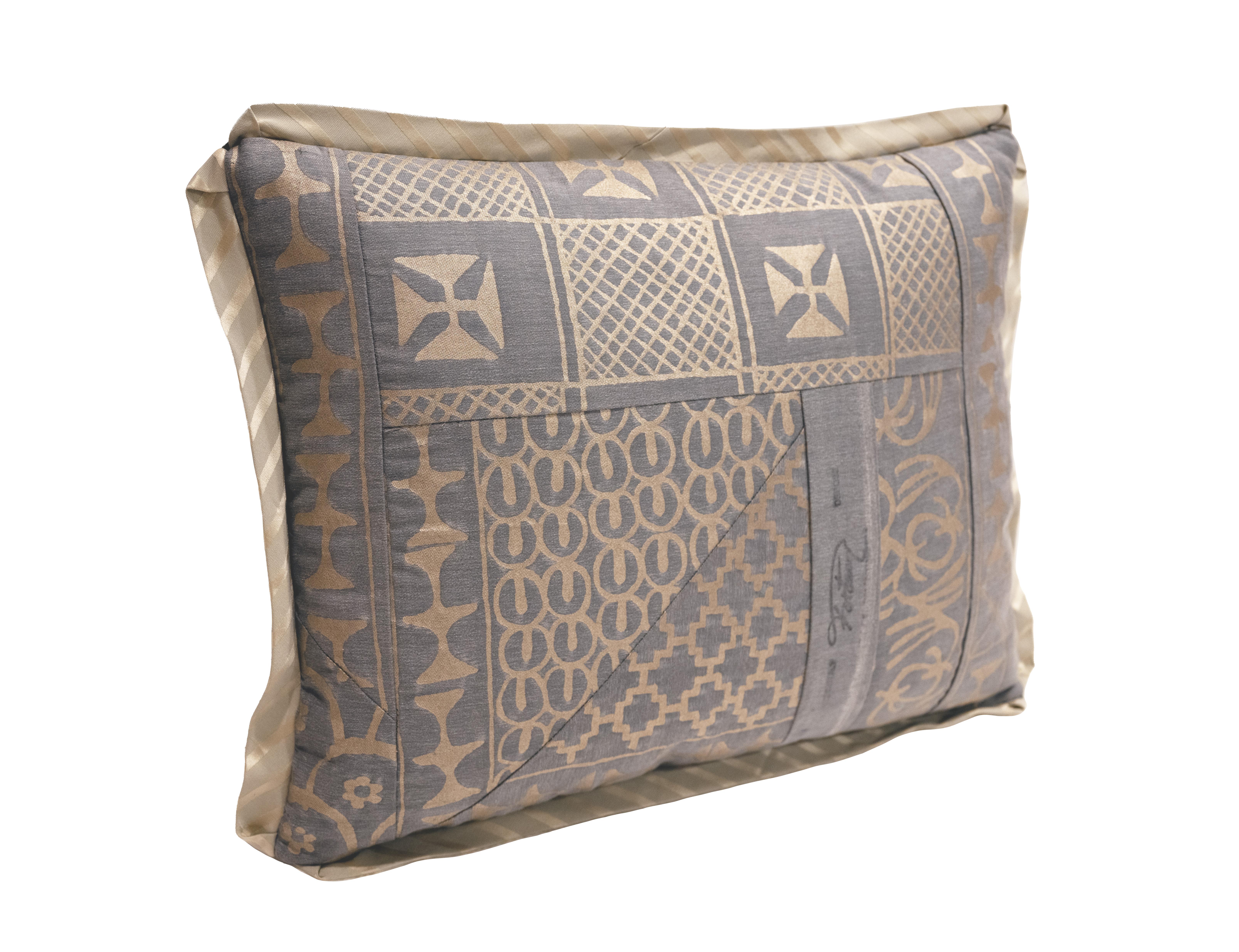 Fatto a mano Un cuscino in Fabrice Fortuny con la fantasia Ashanti in vendita