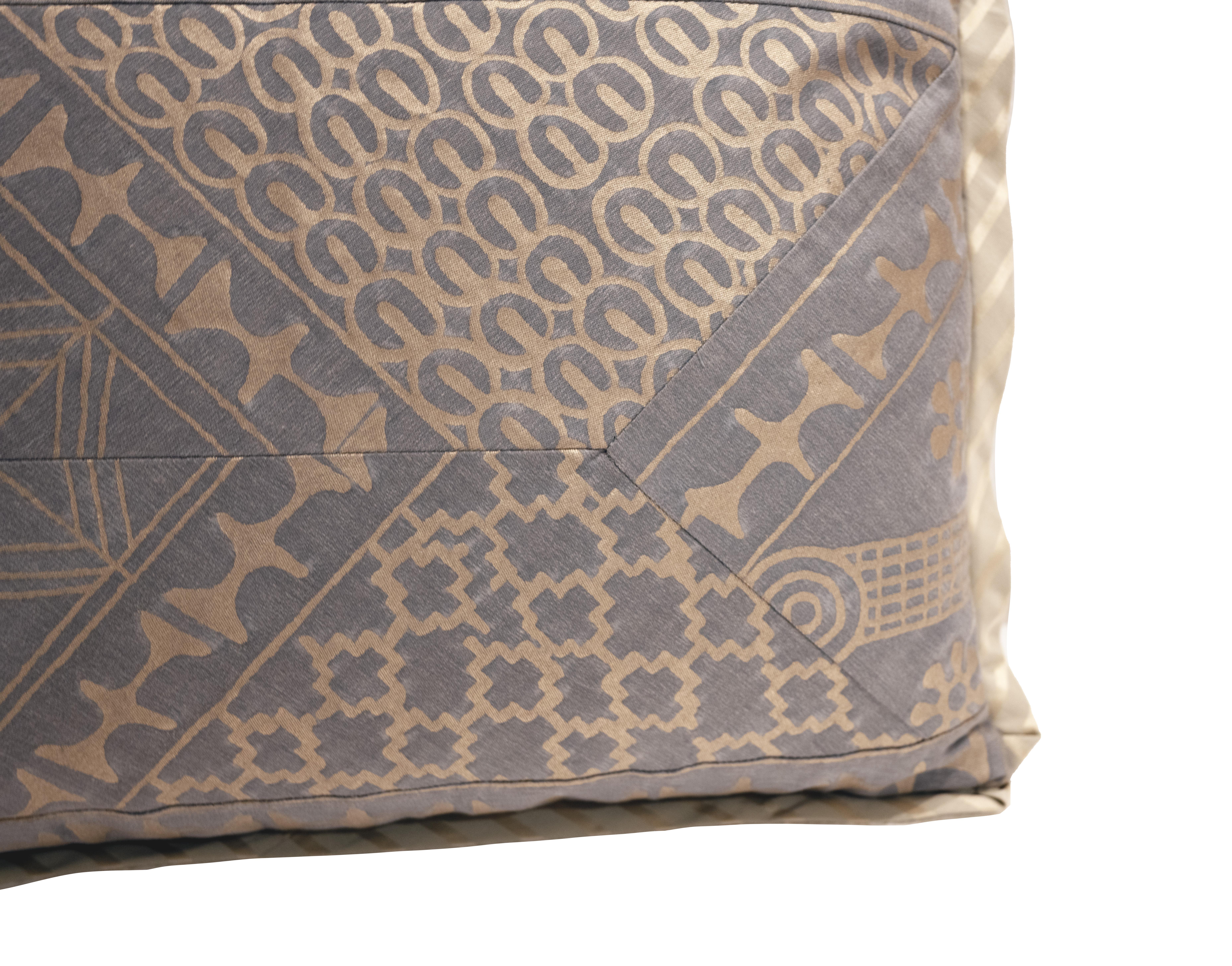 Fait main Coussin en tissu Fortuny au motif Ashanti en vente