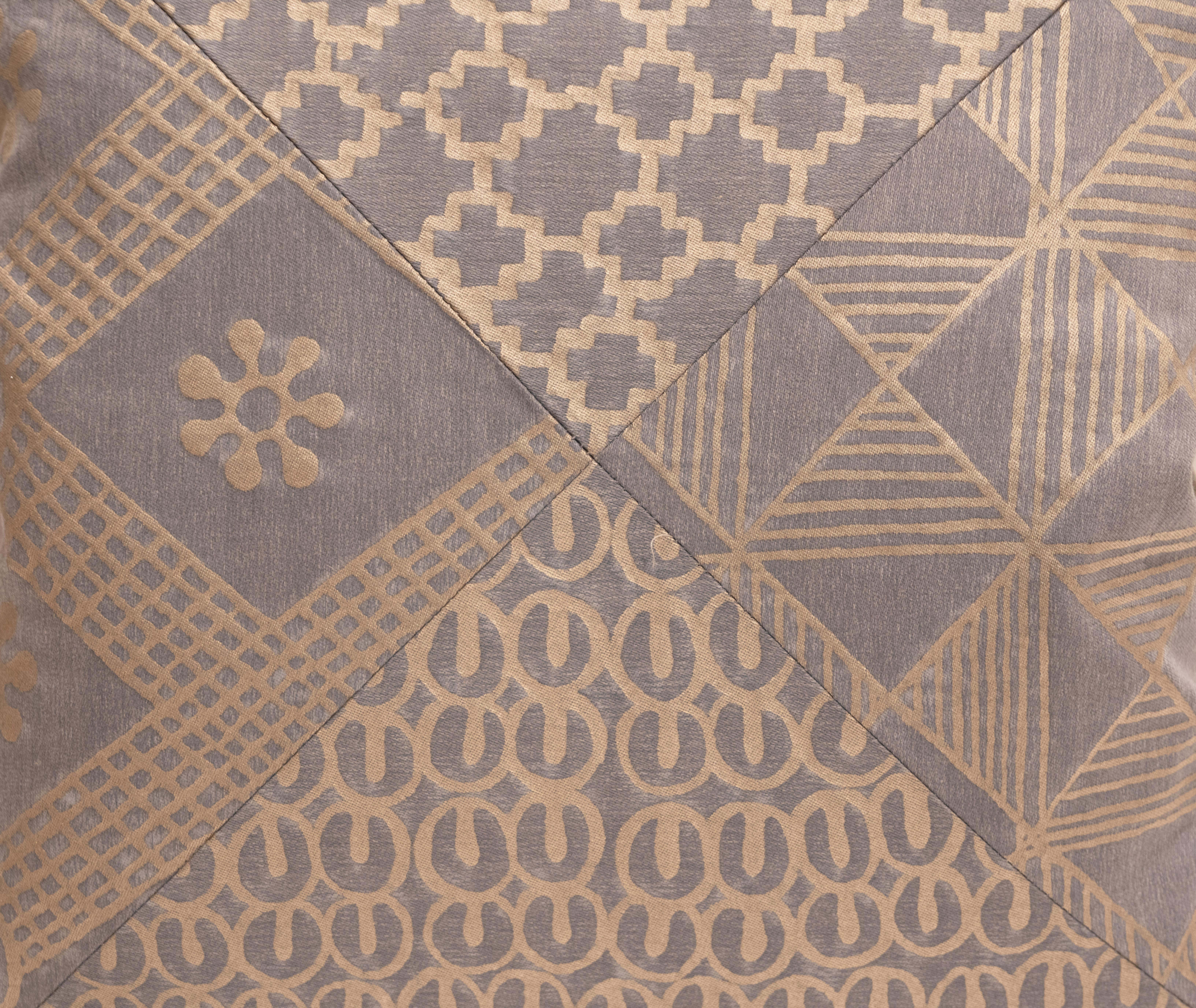 Fatto a mano Un cuscino in Fabrice Fortuny con la fantasia Ashanti in vendita