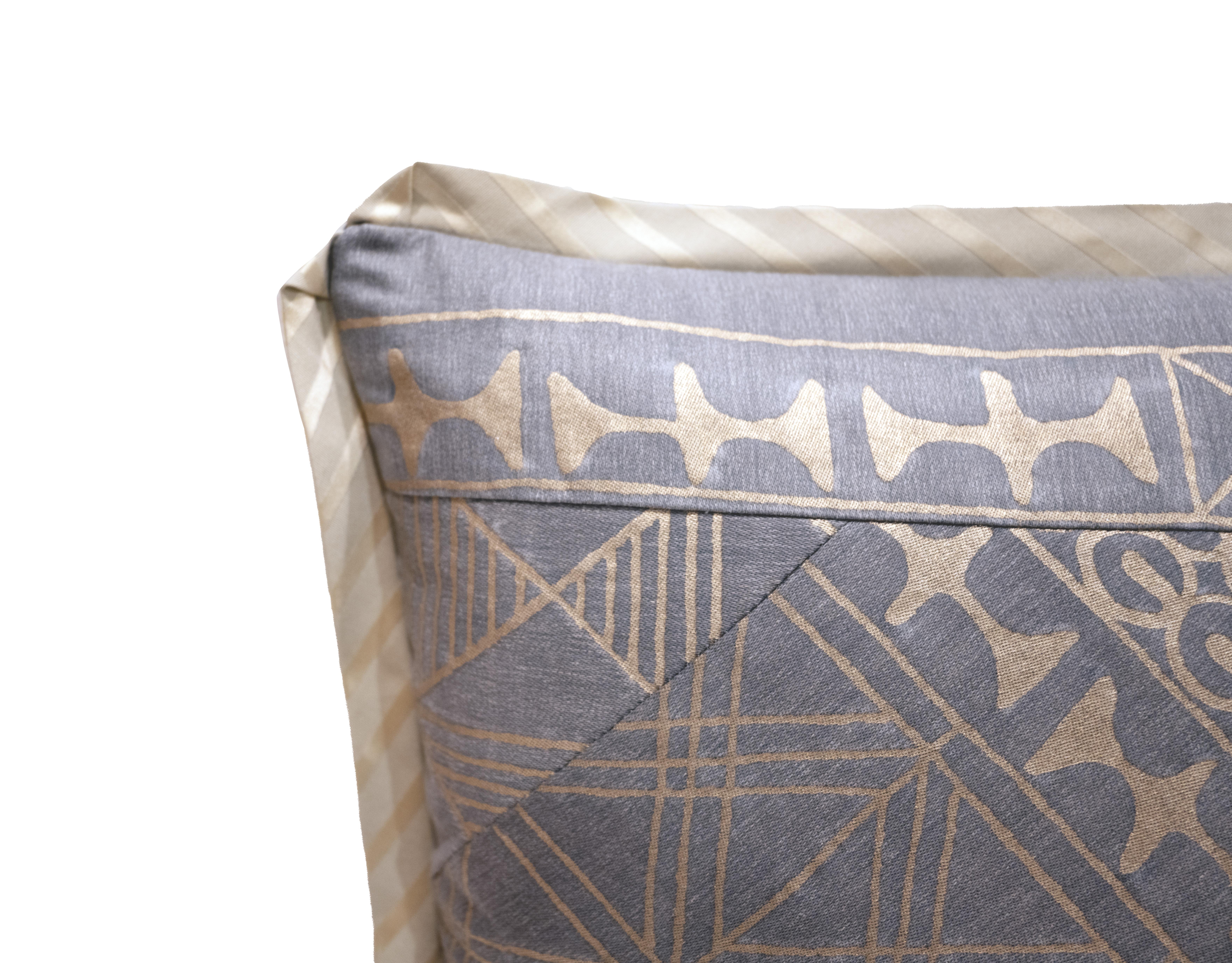 Coussin en tissu Fortuny au motif Ashanti Neuf - En vente à New York, NY