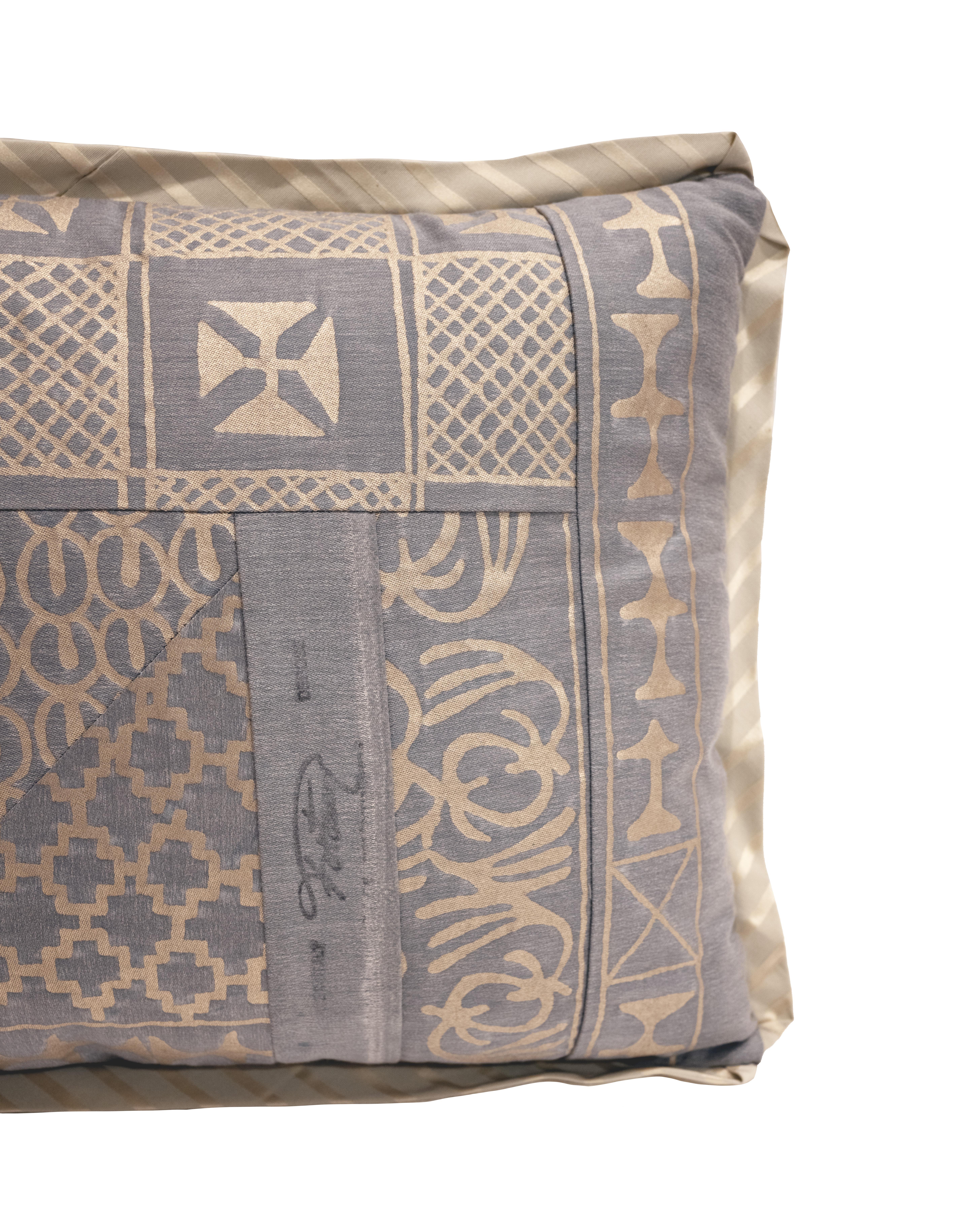 XXI secolo e contemporaneo Un cuscino in Fabrice Fortuny con la fantasia Ashanti in vendita