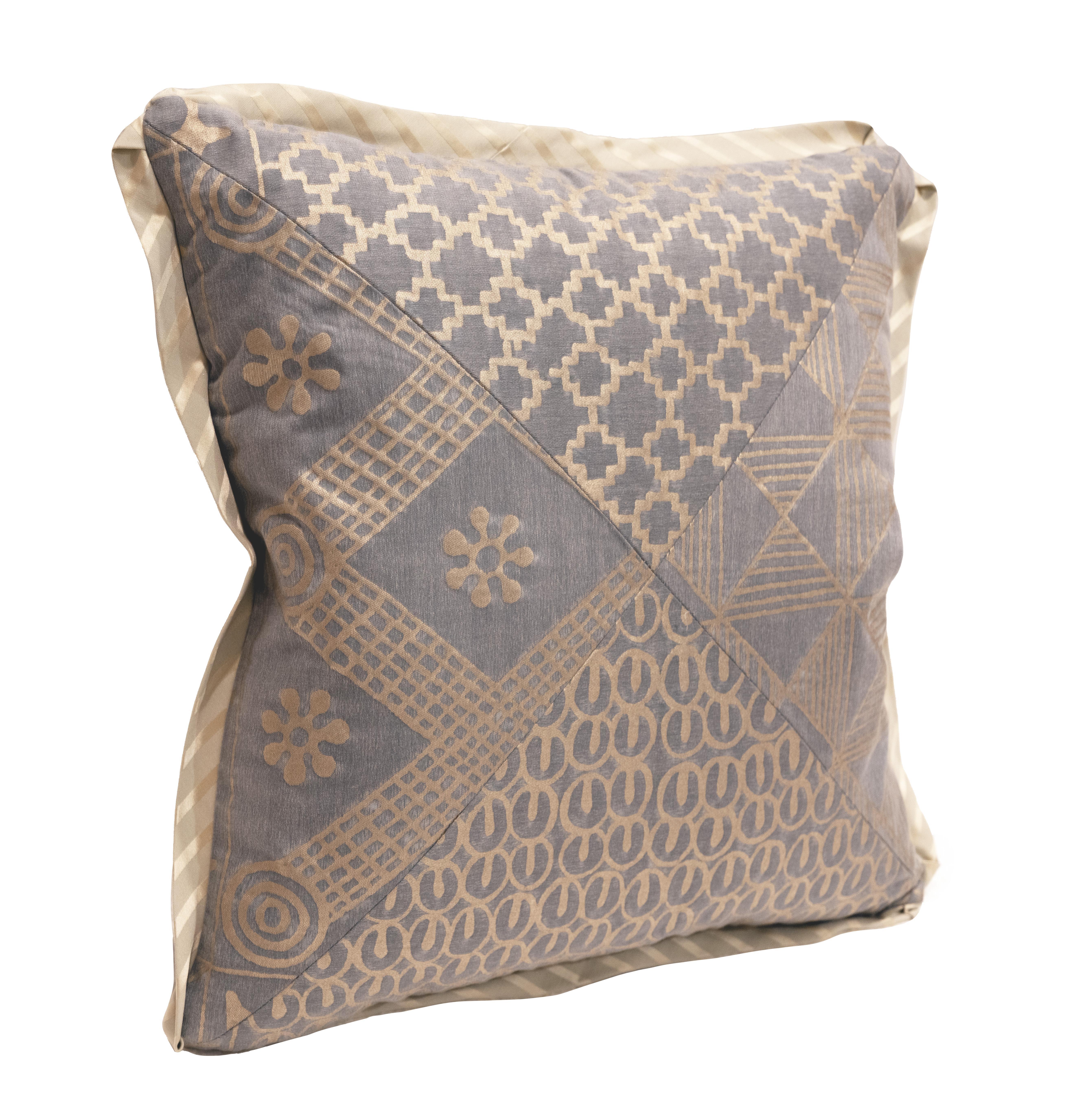 XXI secolo e contemporaneo Un cuscino in Fabrice Fortuny con la fantasia Ashanti in vendita