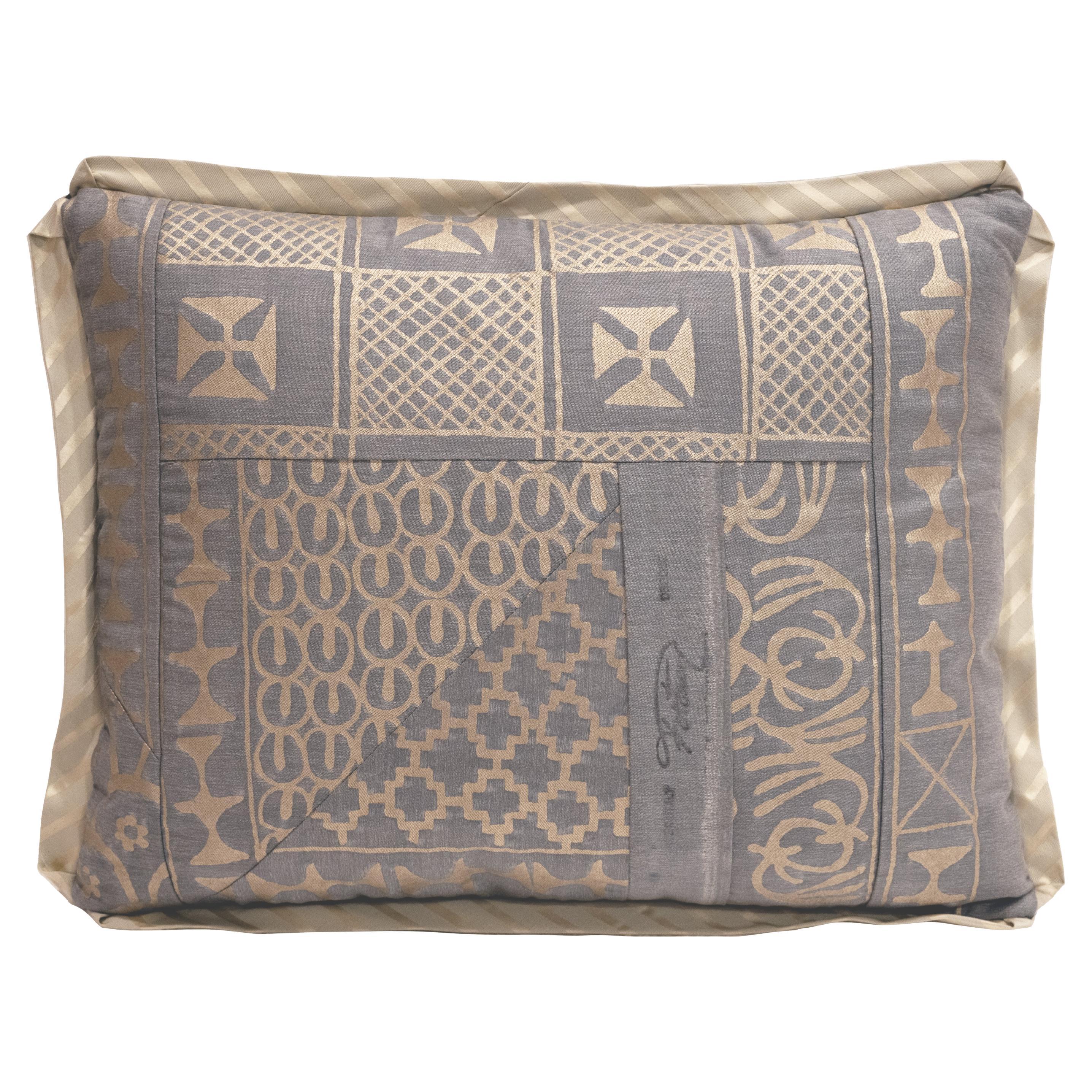 Un cuscino in Fabrice Fortuny con la fantasia Ashanti