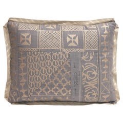 Un cuscino in Fabrice Fortuny con la fantasia Ashanti