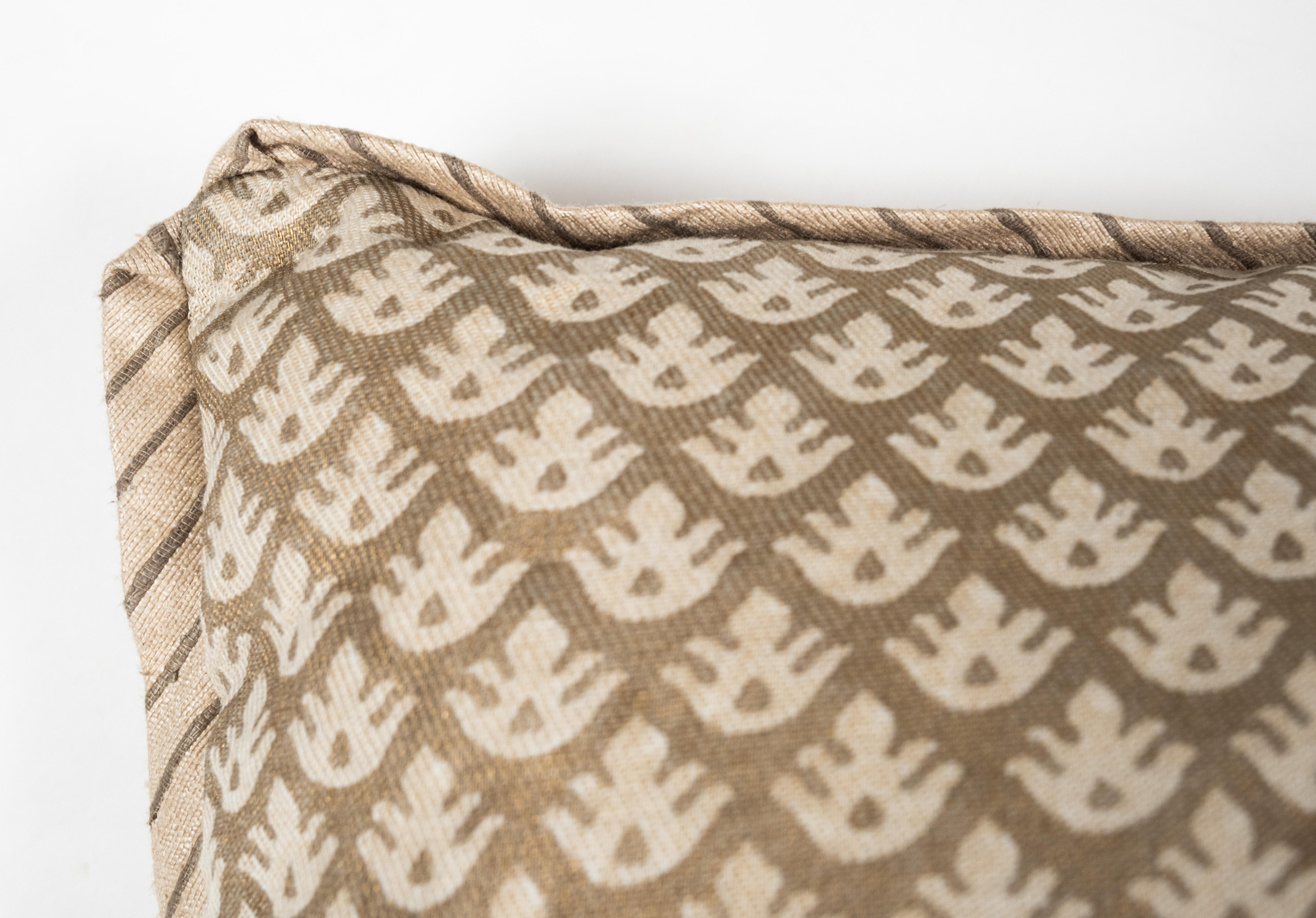 A single Fortuny cushion in the Canestrelli pattern with an ivory and silvery-gold color way and a geometric shell pattern.