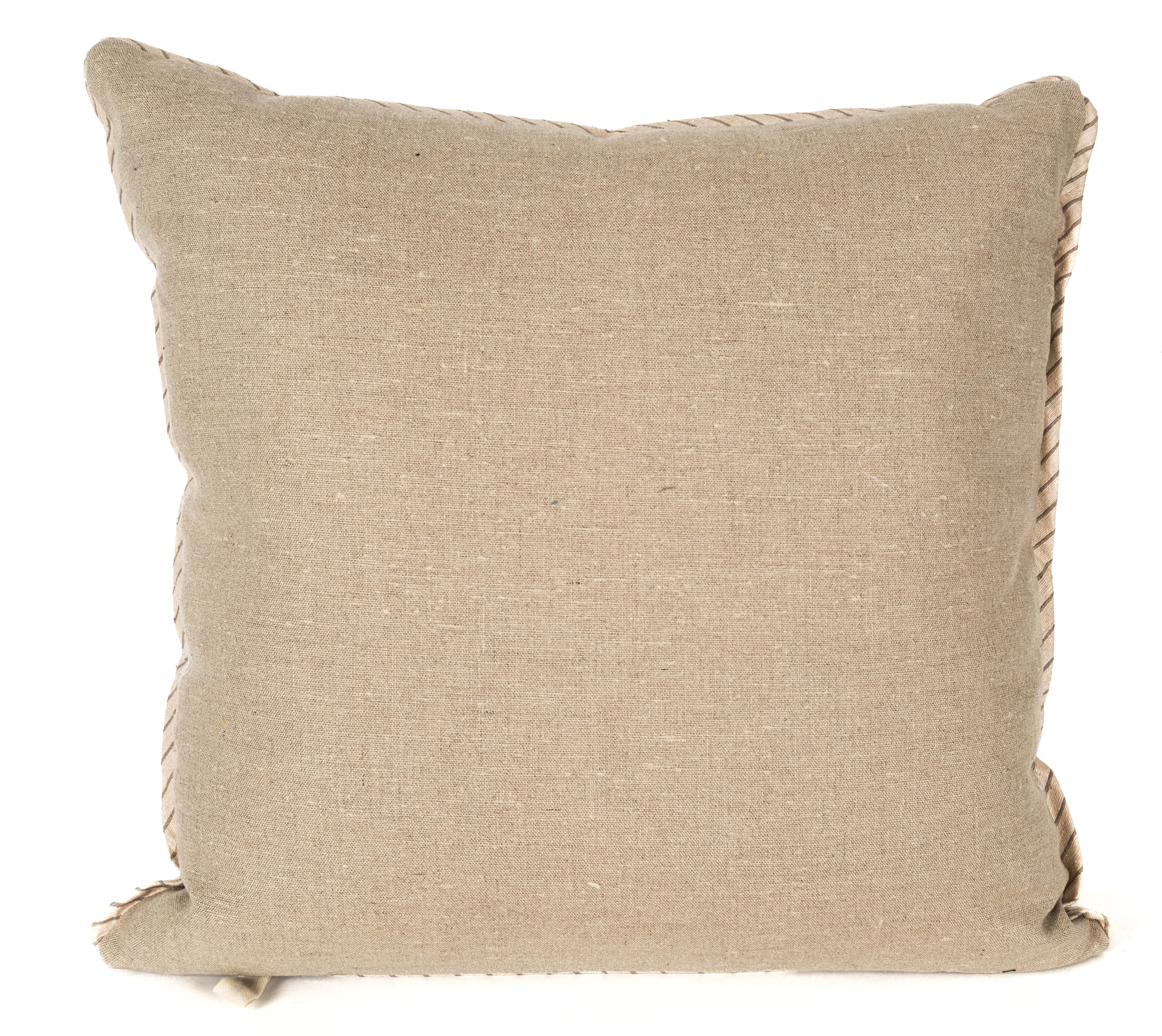 A Fortuny Fabric Cushion in the Canestrelli Pattern In New Condition For Sale In New York, NY