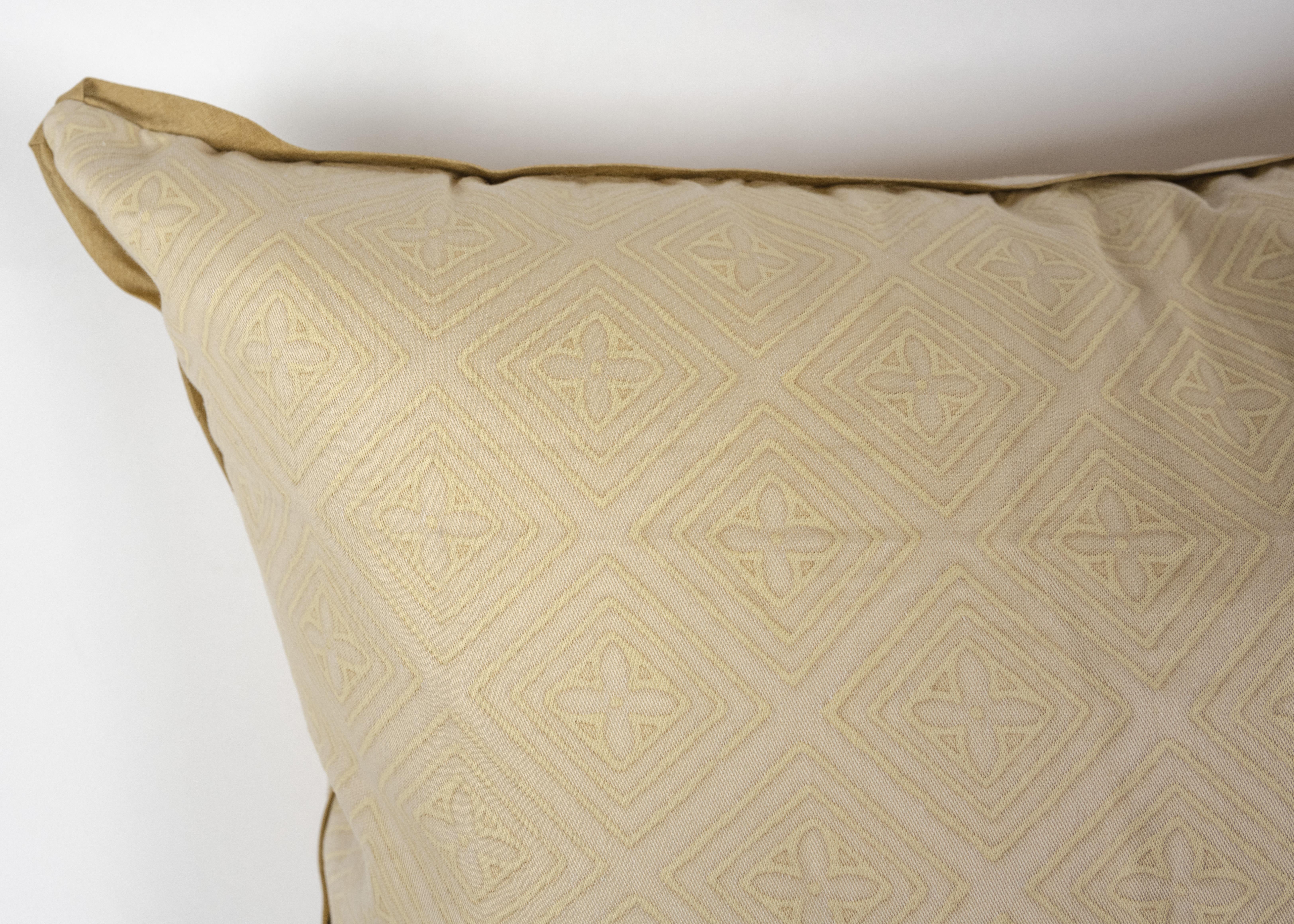 A Pair of Fortuny Fabric Cushions in the Jupon Pattern For Sale 1