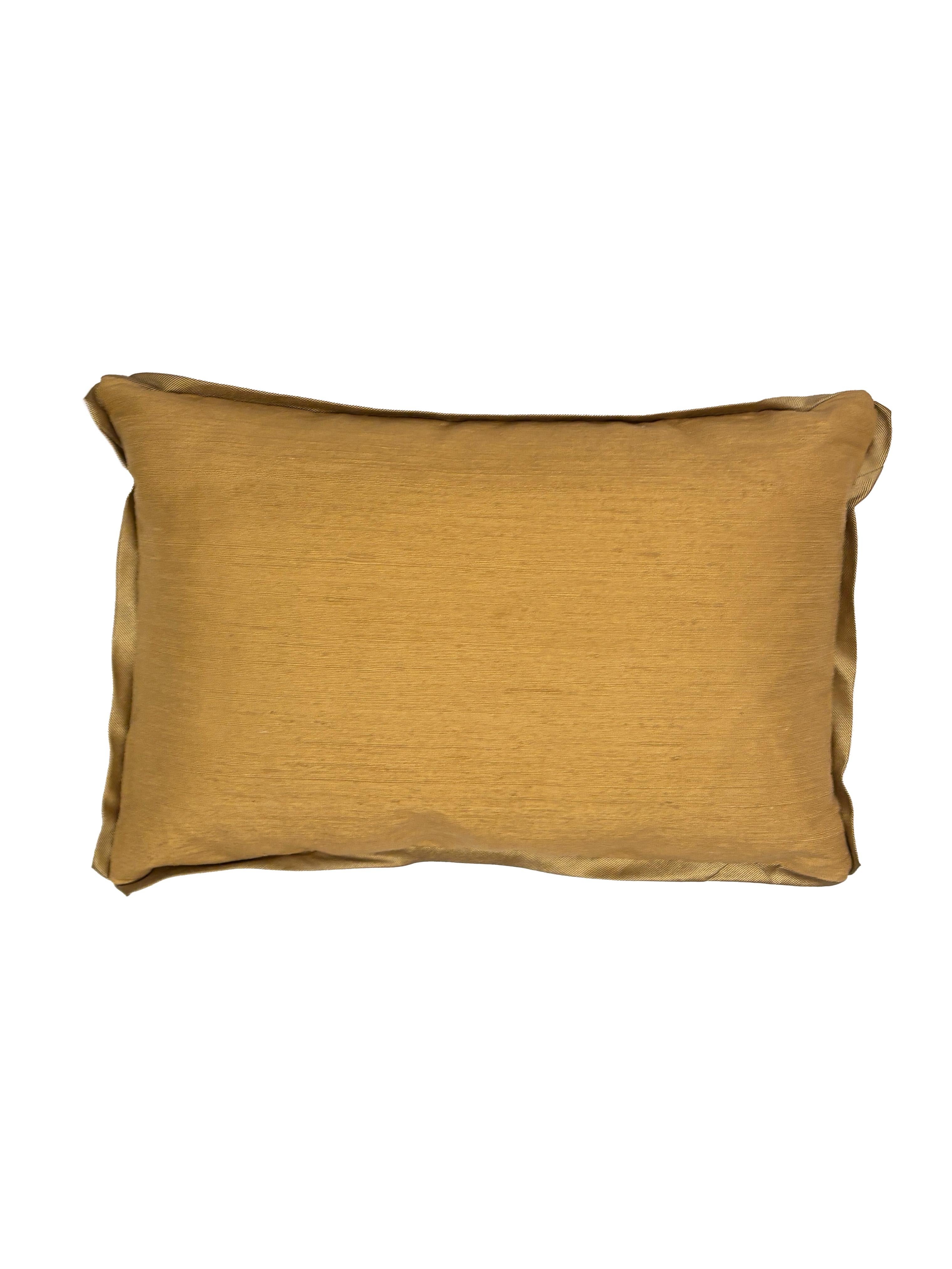Coussin lombaire Fortuny avec le motif Melilla et rehaussé de tissu rouge. Comprend une garniture et un dos en soie à bords biaisés. Ce motif Melilla n'est plus disponible dans cette couleur. 

50 duvet/50 plumes.
Toutes les ventes sont finales.