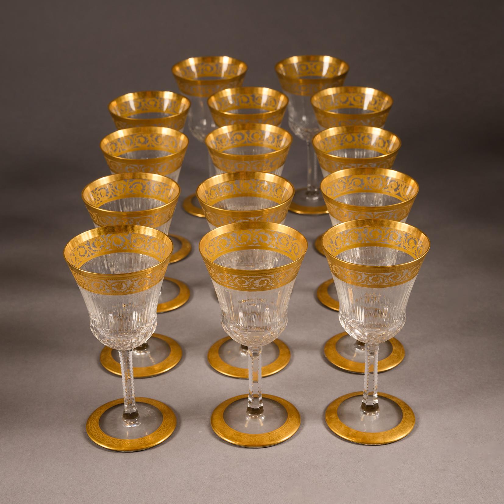 A Forty-Three Piece Table Service by La Cristallerie de Saint Louis In Good Condition For Sale In Brighton, West Sussex