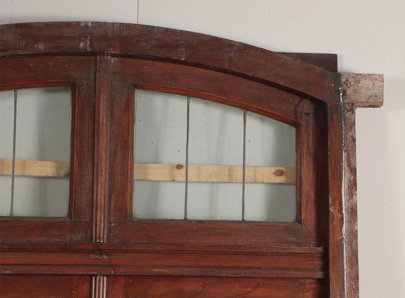 Ventana de caoba de cuatro hojas con marco y cristal emplomado con motivos navales. Sudamericano en venta