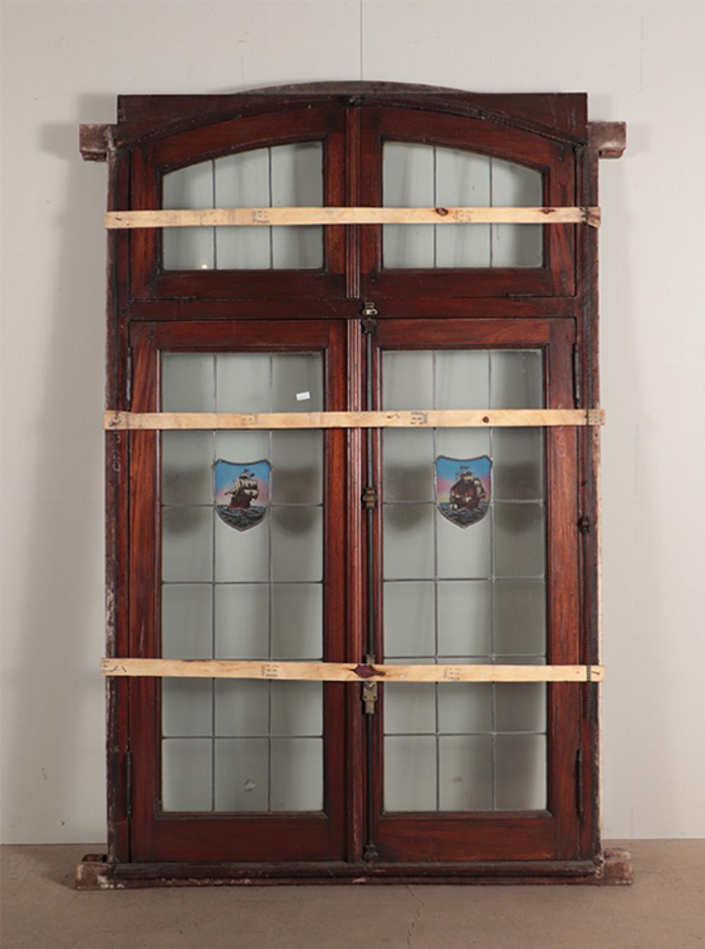 Ventana de caoba de cuatro hojas con marco y cristal emplomado con motivos navales. Vidrio en venta