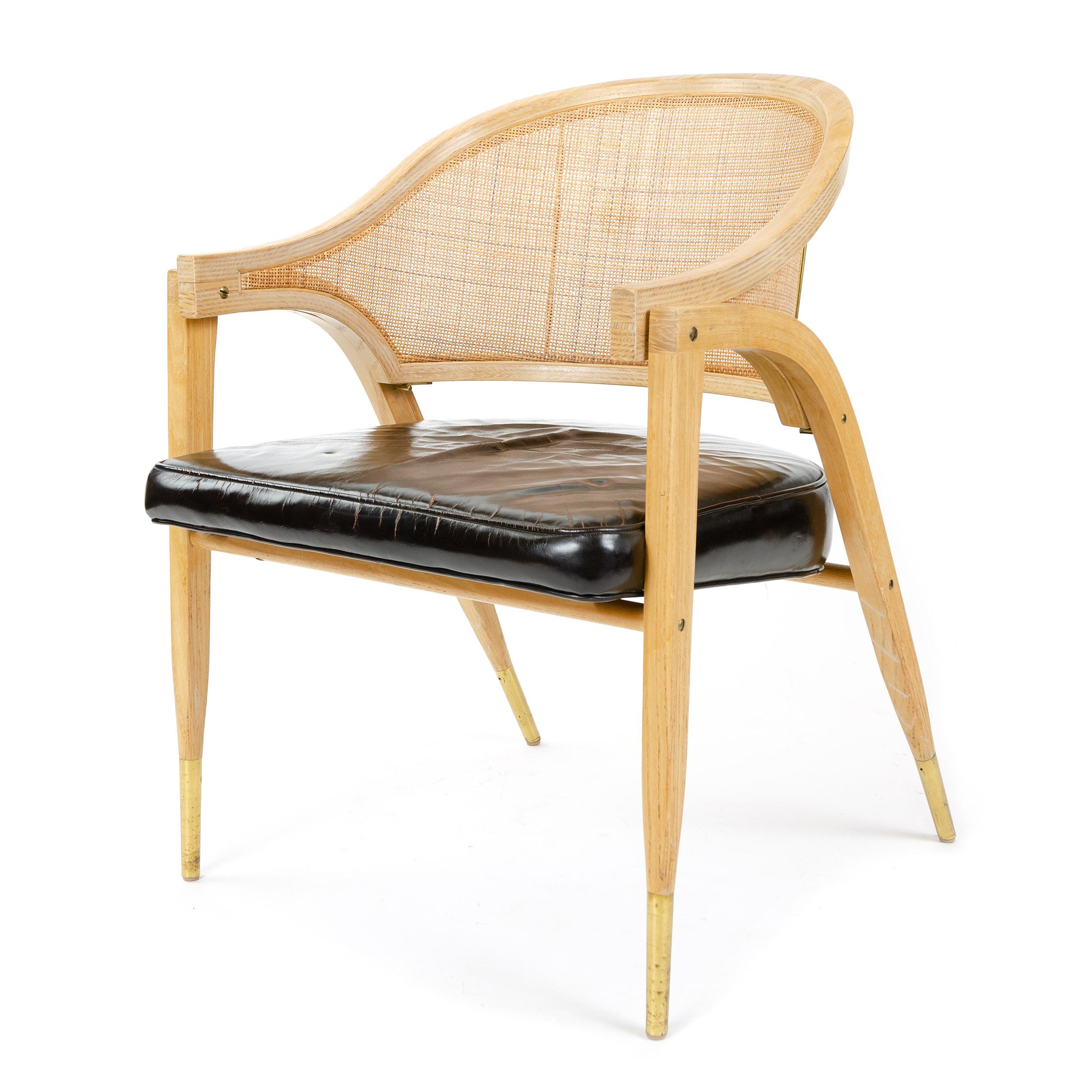 Ein klassischer A-Frame-Sessel aus der Jahrhundertmitte mit geflochtener Rückenlehne, gepolstertem Sitz aus schwarzem Leder und Füßen mit Messingkappen. Entworfen von Edward Wormley, hergestellt von Dunbar in den USA, 1960er Jahre.