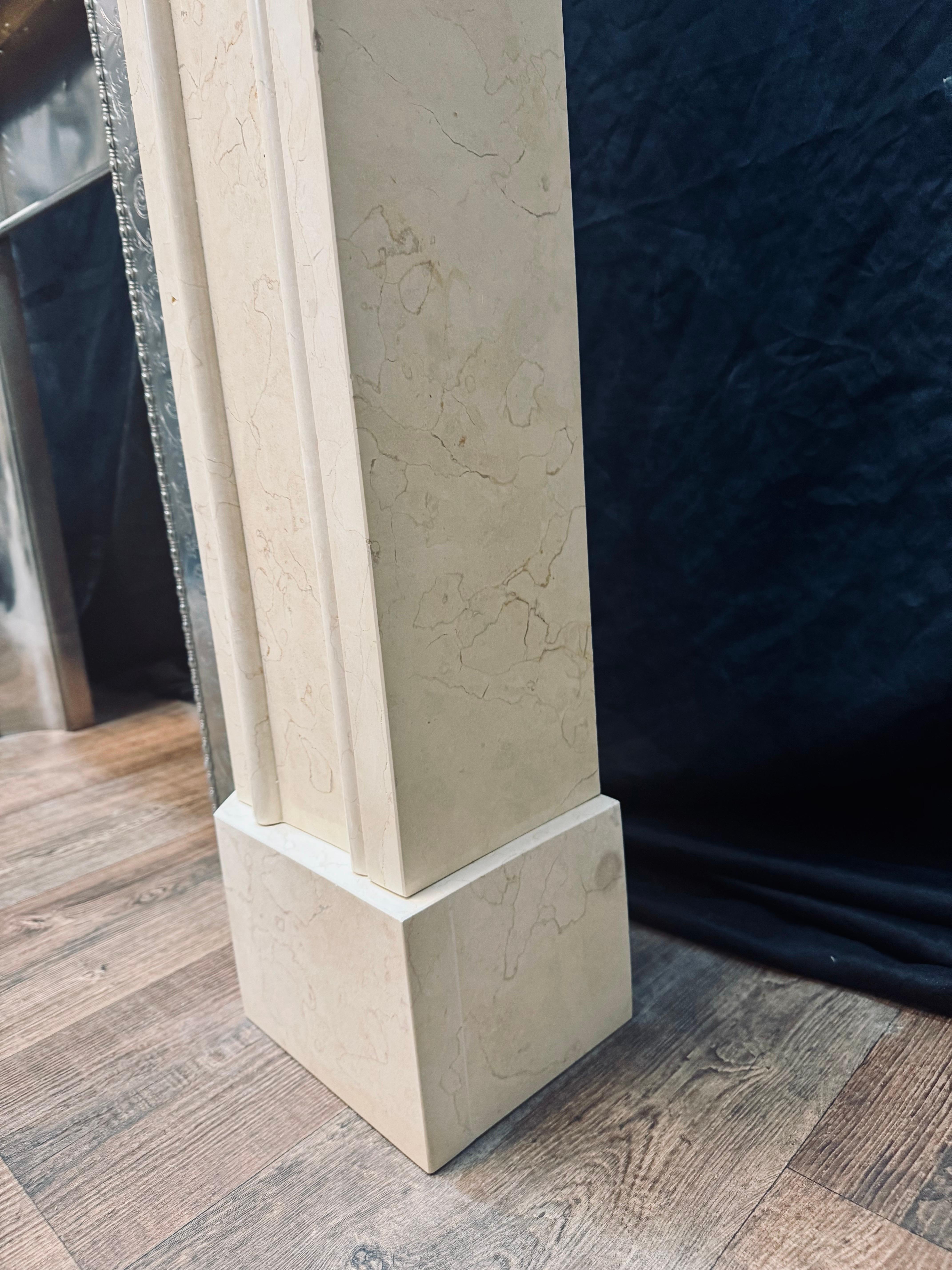 Encadrement de cheminée en marbre de style Art déco. en vente 4