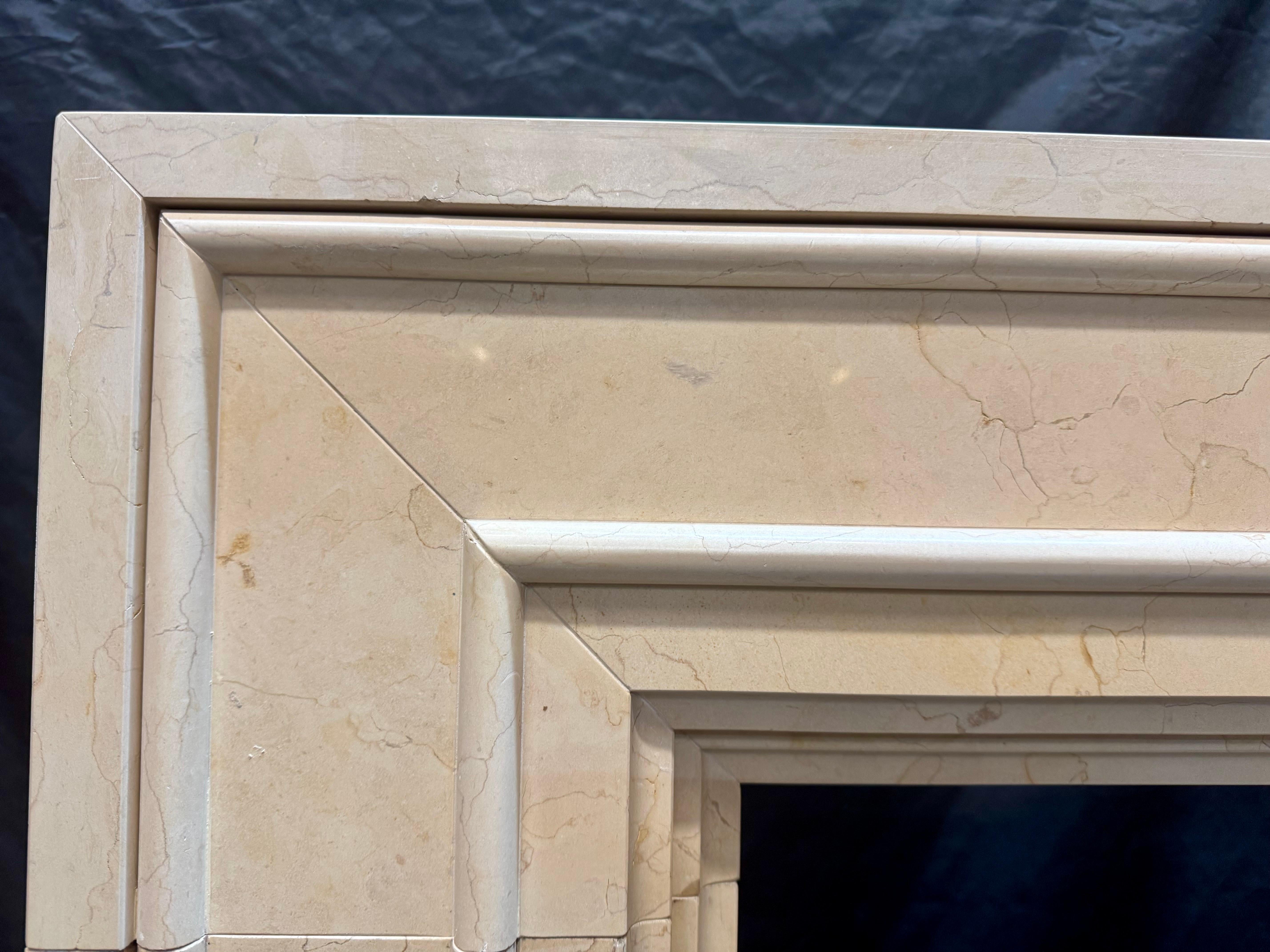 Encadrement de cheminée en marbre de style Art déco. en vente 6