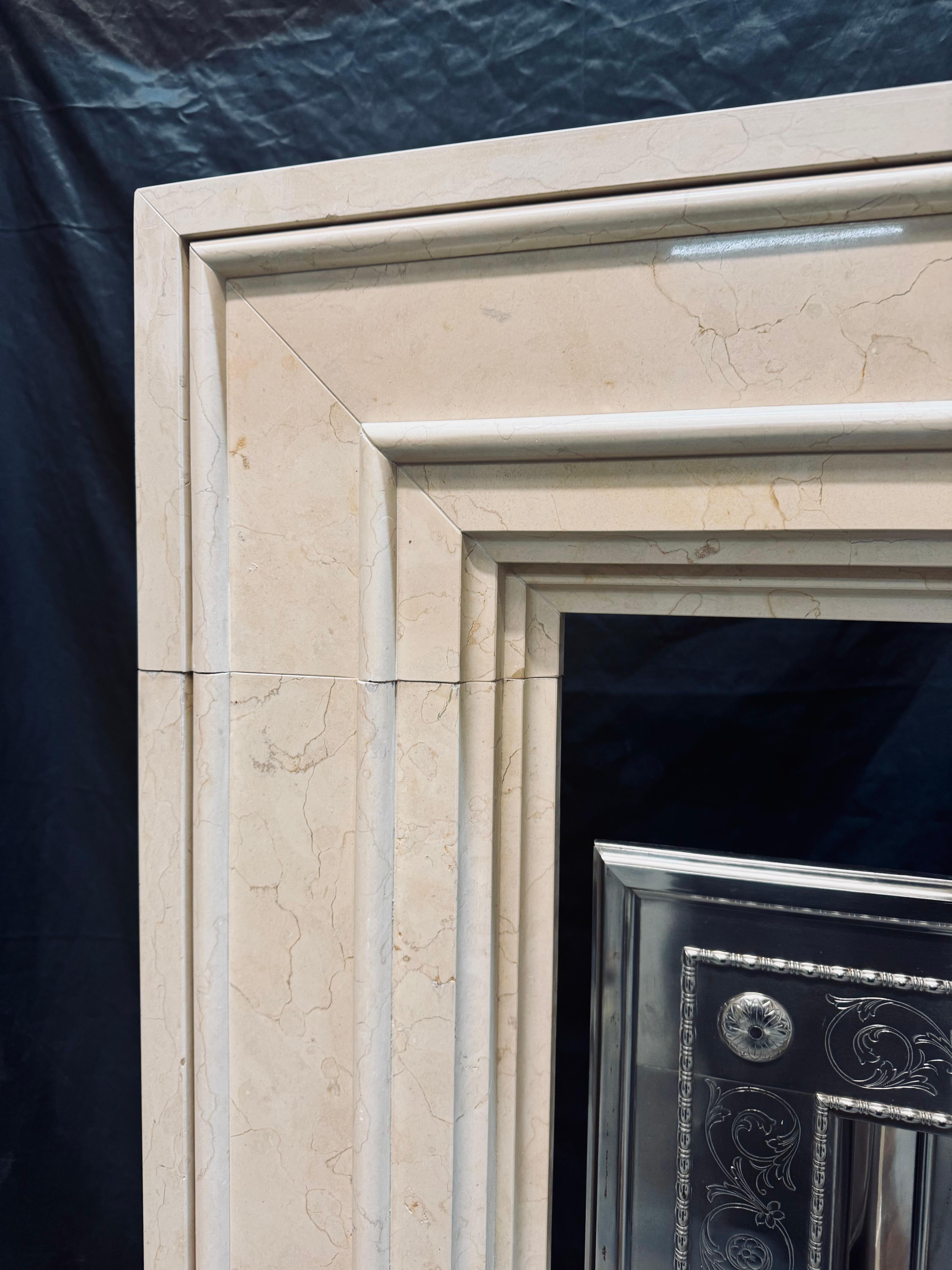 Encadrement de cheminée en marbre de style Art déco. en vente 1