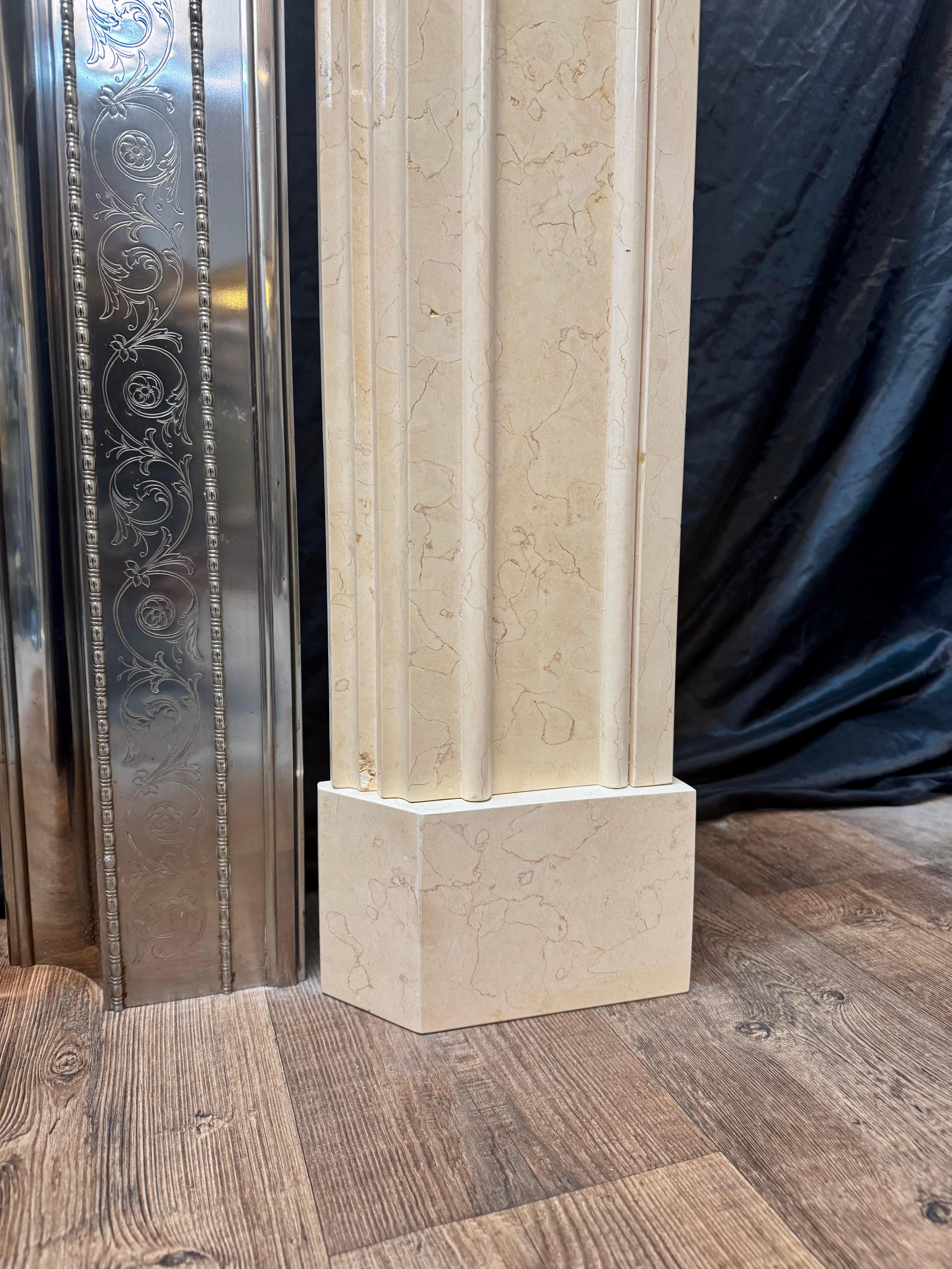 Encadrement de cheminée en marbre de style Art déco. en vente 2