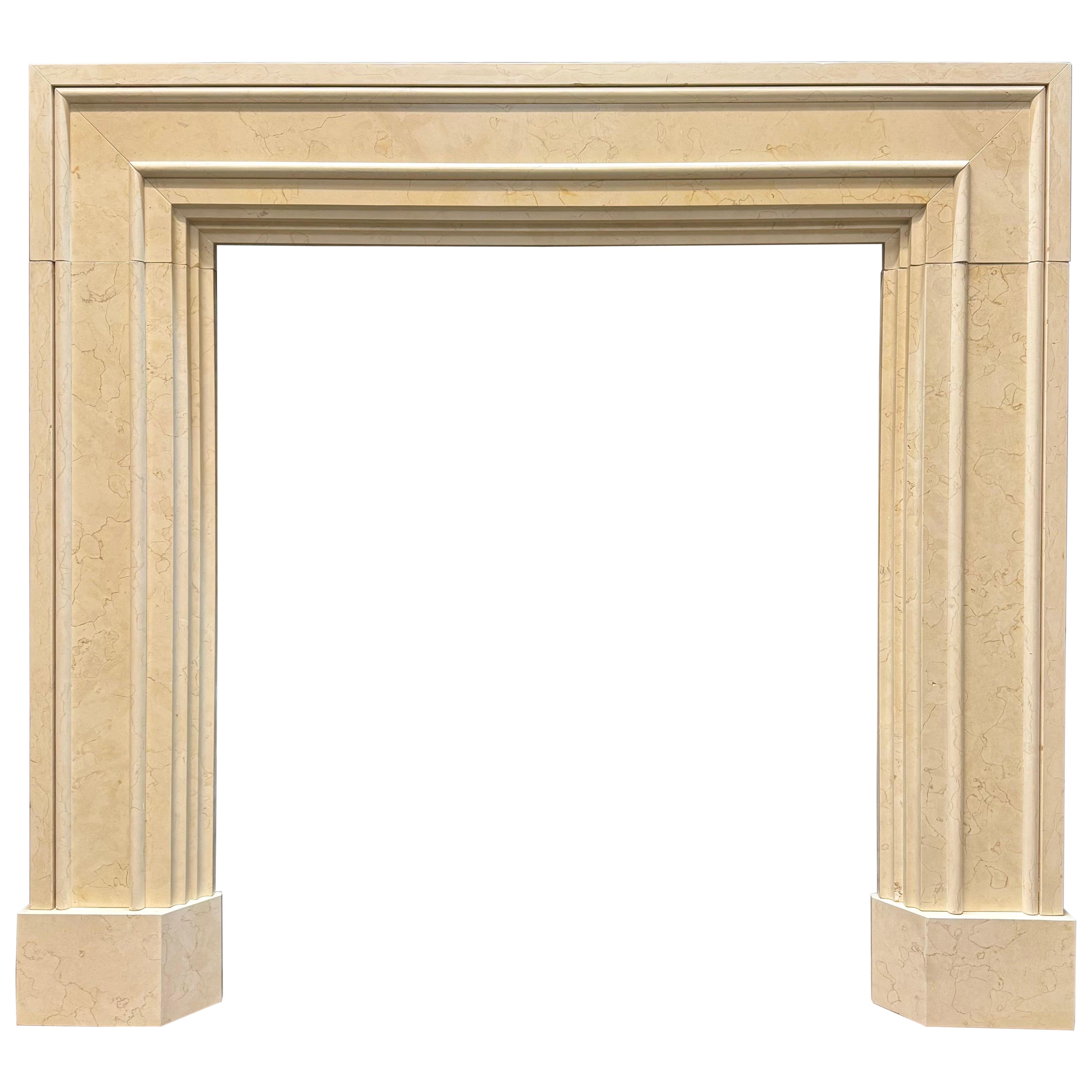 Una cornice per caminetto in marmo in stile Art Déco.