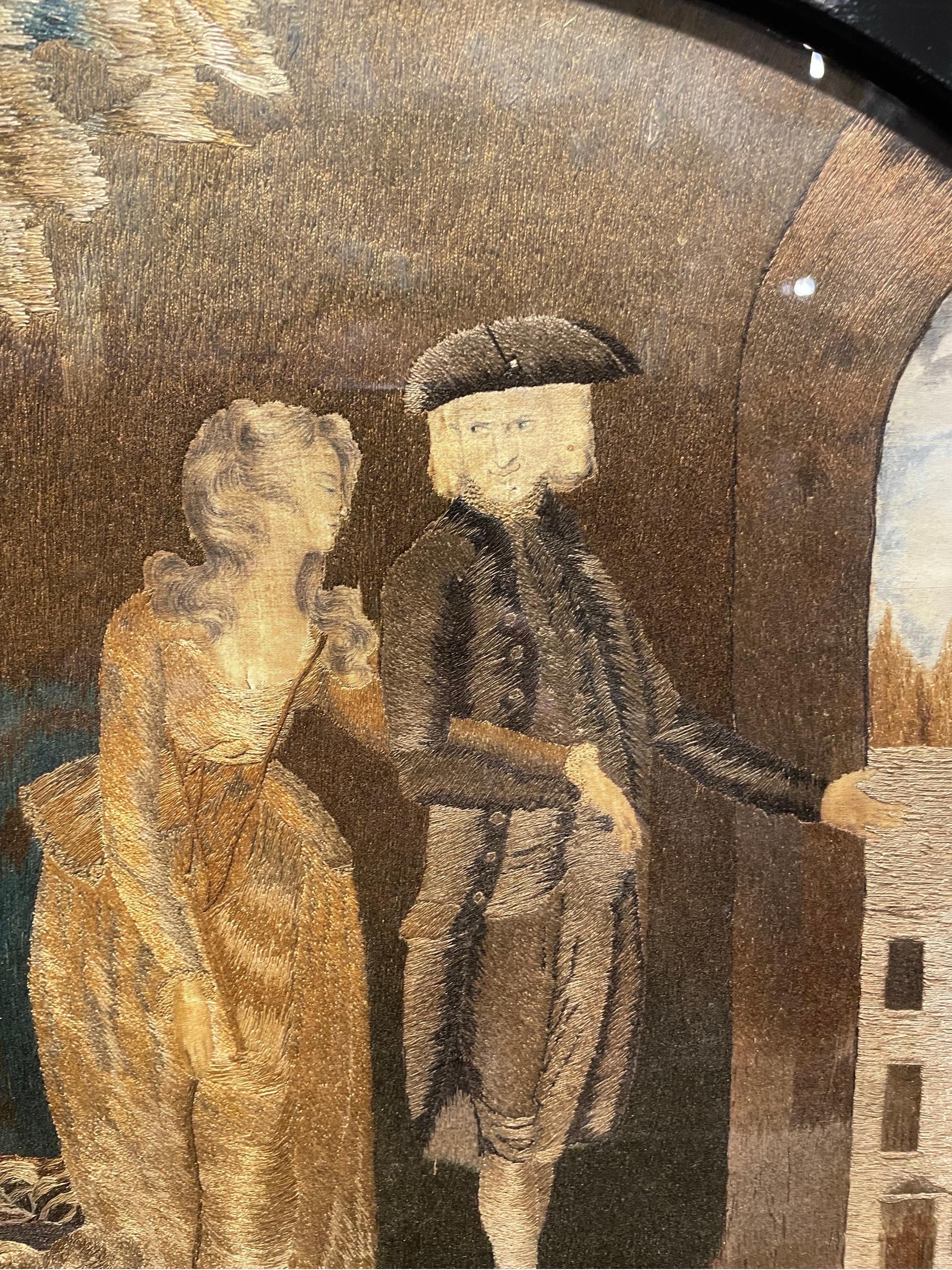 Gerahmter Wandteppich in Stumpfarbeit, spätes 18. / frühes 19. Jahrhundert

Der ovale Wandteppich zeigt ein Paar mit einem Hund, das durch einen Torbogen von einem bewaldeten in ein architektonisches Gebiet gelangt.

Höhe: 43 cm Breite: 50 cm Tiefe: