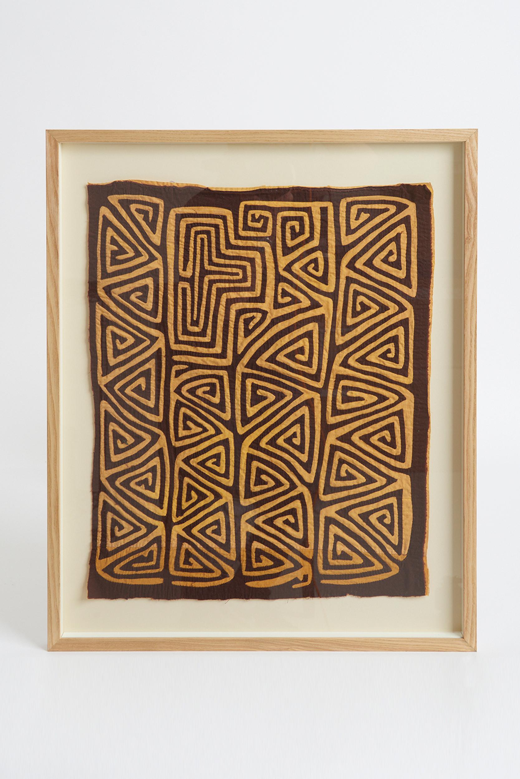 A framed Mola textile.
Traditional clothing of the indigenous Guna people from Panamá and Colombia.
South America, 1960s.
62 cm high by 50.5 cm wide by 2.5 cm depth