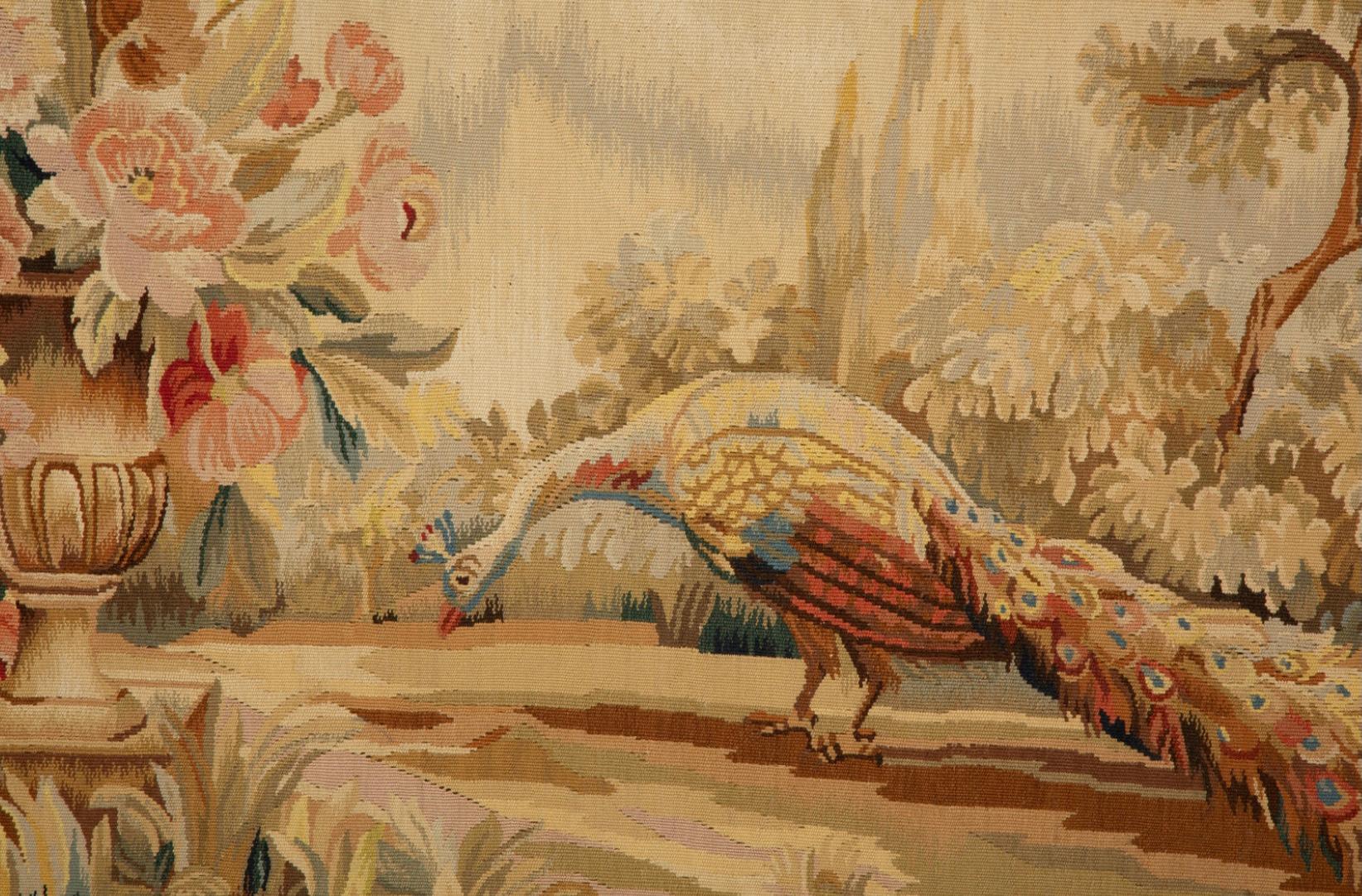 Gerahmte Nadelspitze-Tafel mit der Darstellung eines Pfaues in Landschaft (Französisch) im Angebot