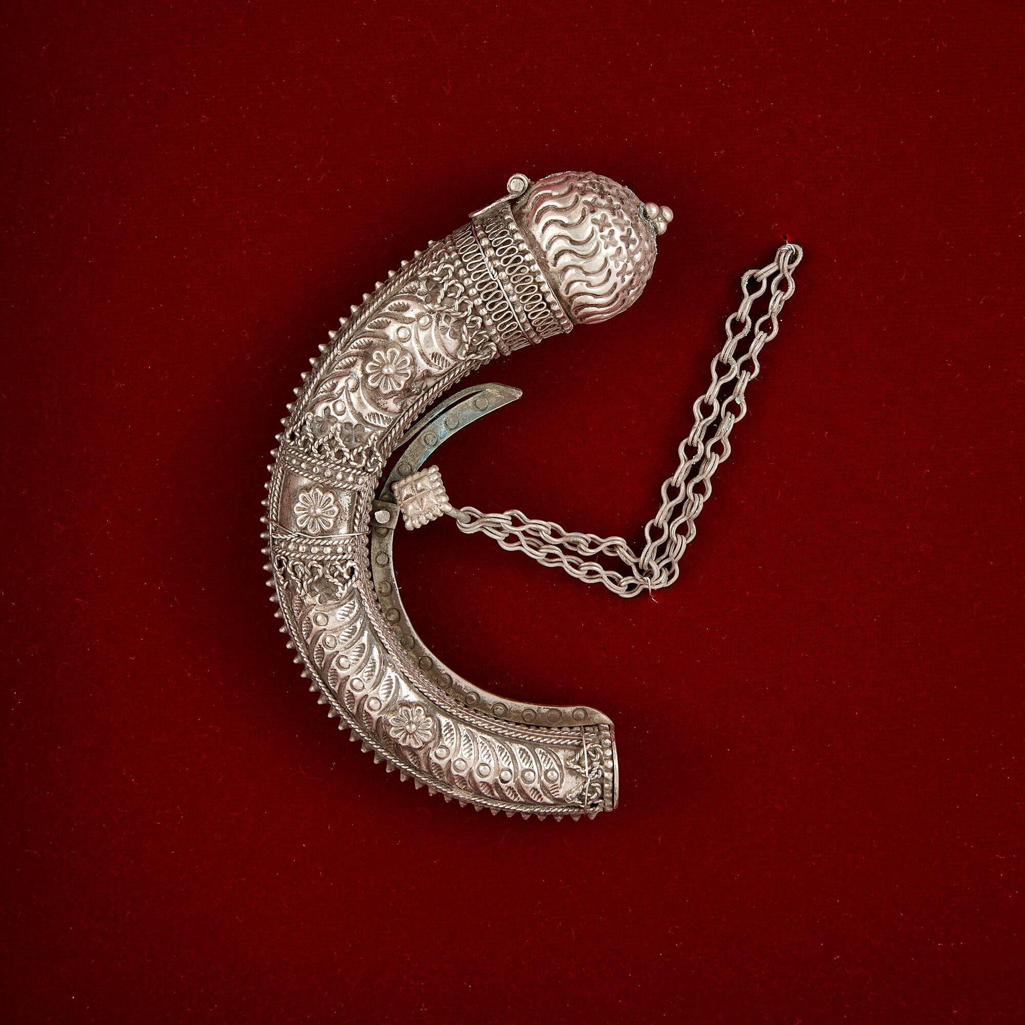 Set de présentation en argent sterling et filigrane d'Oman encadré
Oman, début du 20e siècle
Mesures : Hauteur 39,5 cm, largeur 46 cm, profondeur 5 cm

Composé d'un poignard, d'une paire de boucles d'oreilles, d'un bracelet et d'un 