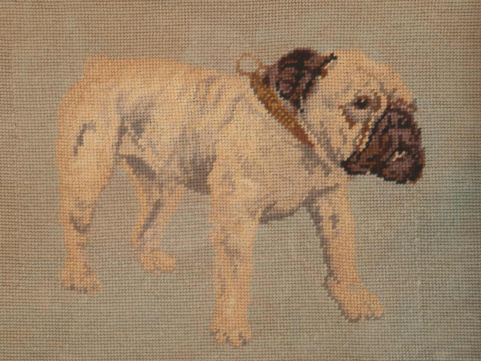 Autrichien Petit point encadré représentant un bulldog anglais, Autriche fin du 19e siècle. en vente