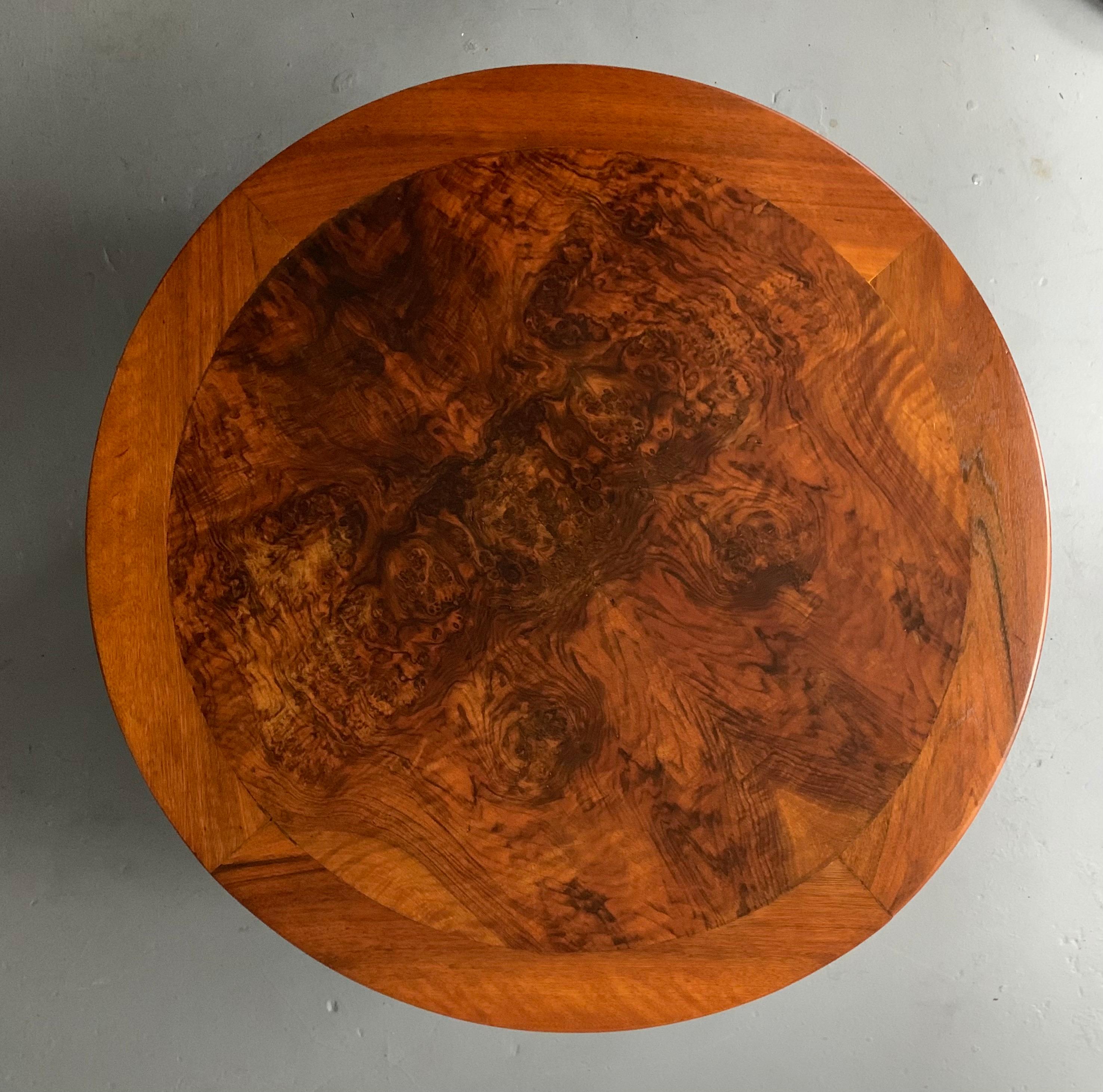 Mesa baja bien proporcionada, de nogal y chapa de nogal burl (a juego). Realizado por, el padre del Modernismo francés, Francis Jourdain (1876 - 1958), hacia 1925. Francia. La mesa tiene el sello 