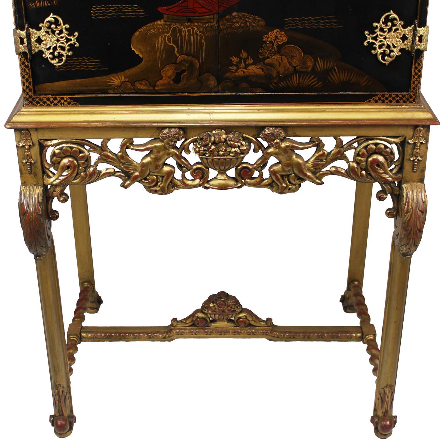 Britannique Armoire franco-anglaise à deux portes sur stand, de style Chinoiserie, 19e/20e siècle en vente