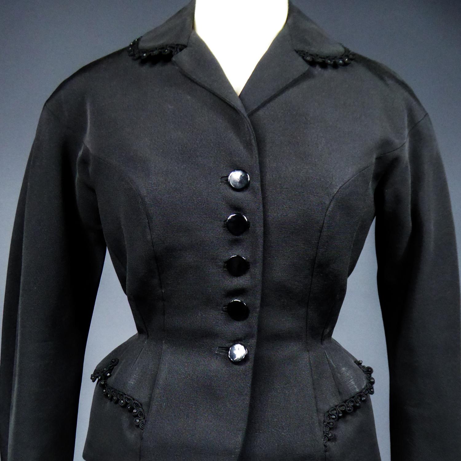 Circa 1948/1950
France

Bar jacket in black fluted silk ottoman labeled Frank & Fils in the tradition of the New Look of Christian Dior and dating back to the late 1950s. Fitted jacket with structured cut and marked waist marrying the hips. Cross