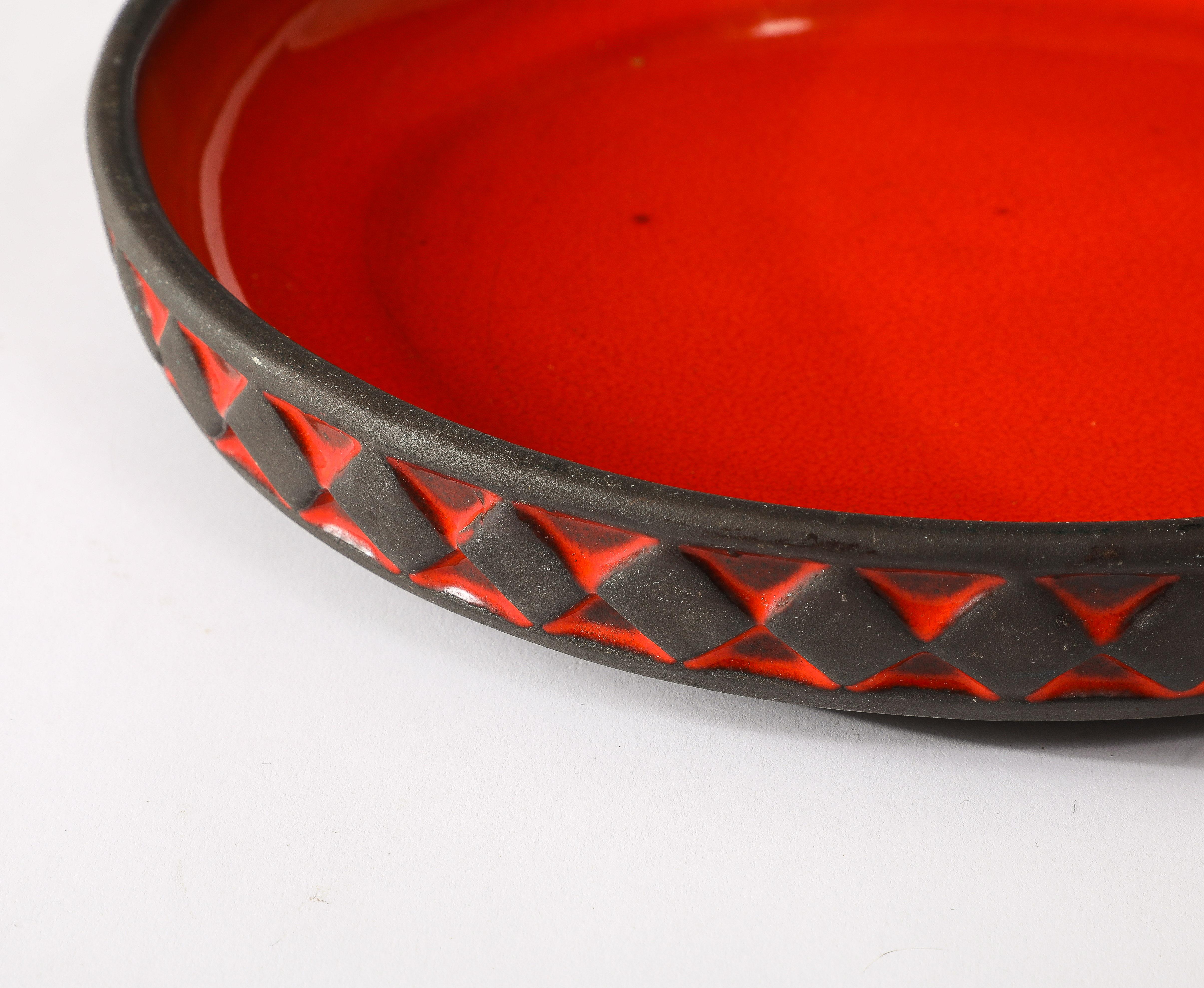 AFrank Keramik Dinamarca Plato de cerámica esmaltada roja con labio inciso e interior esmaltado en rojo intenso.