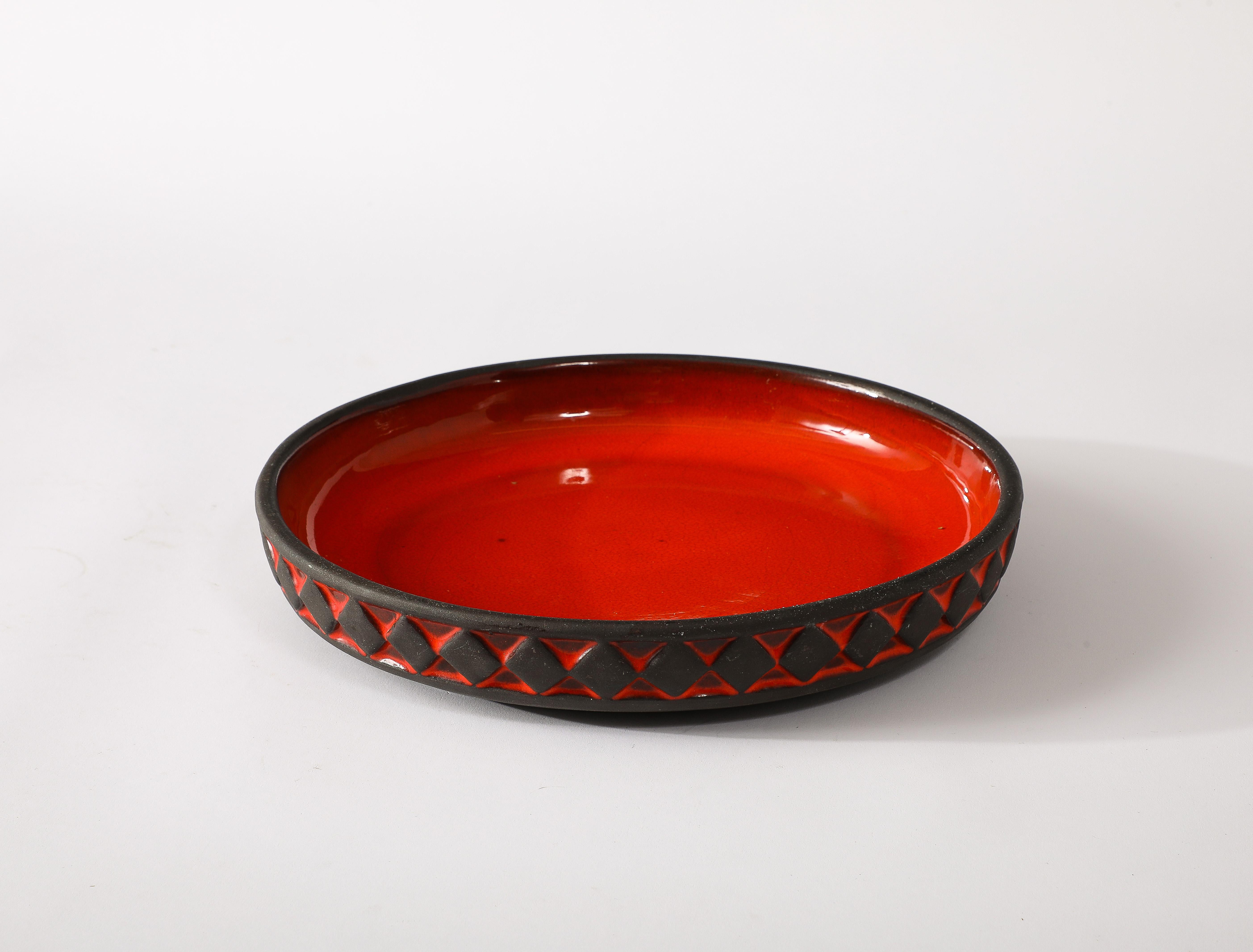 Plato de cerámica esmaltada roja de Frank Keramik of Denmark, Dinamarca Años 60 Moderno de mediados de siglo en venta