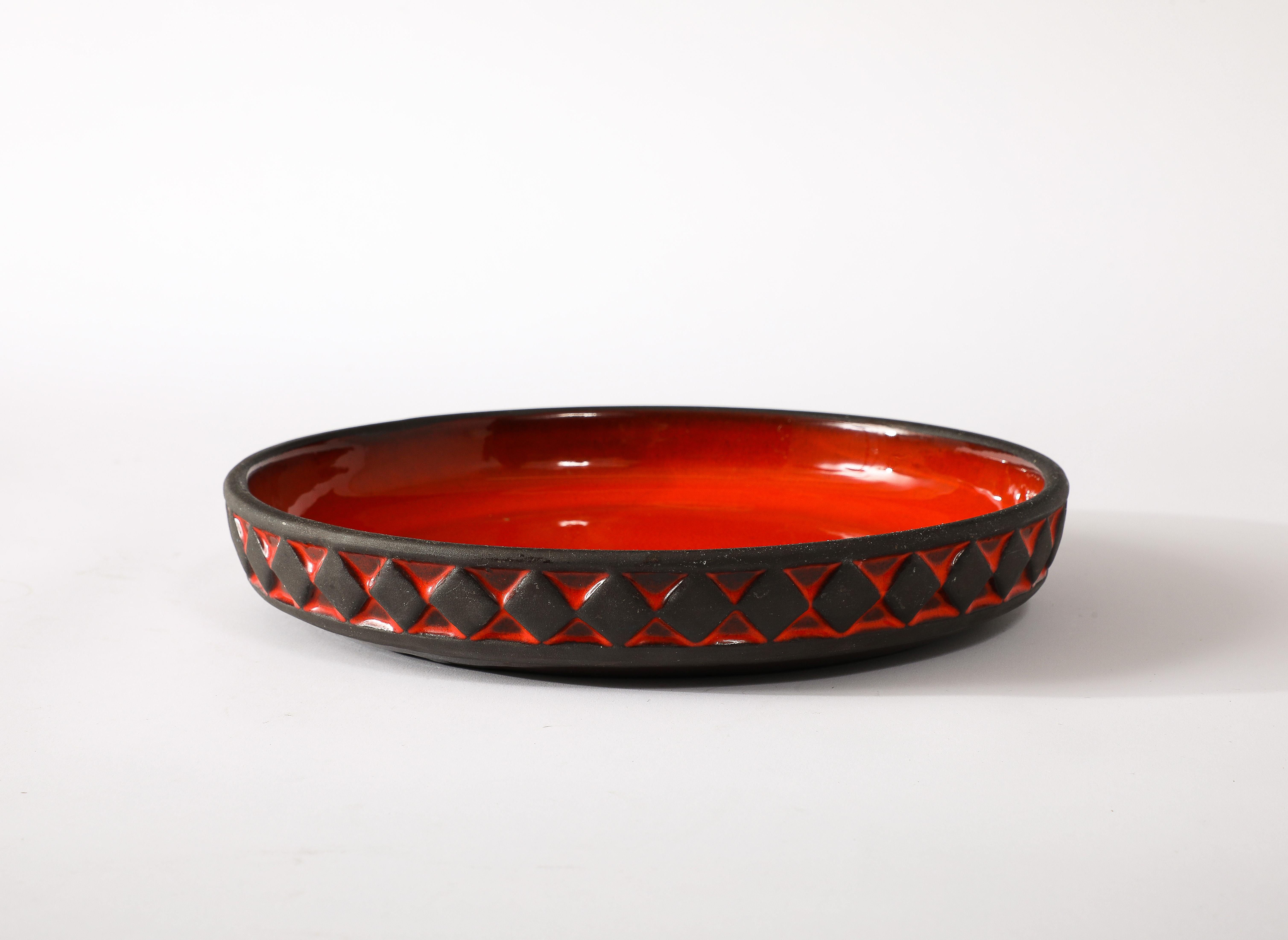 Plato de cerámica esmaltada roja de Frank Keramik of Denmark, Dinamarca Años 60 Danés en venta
