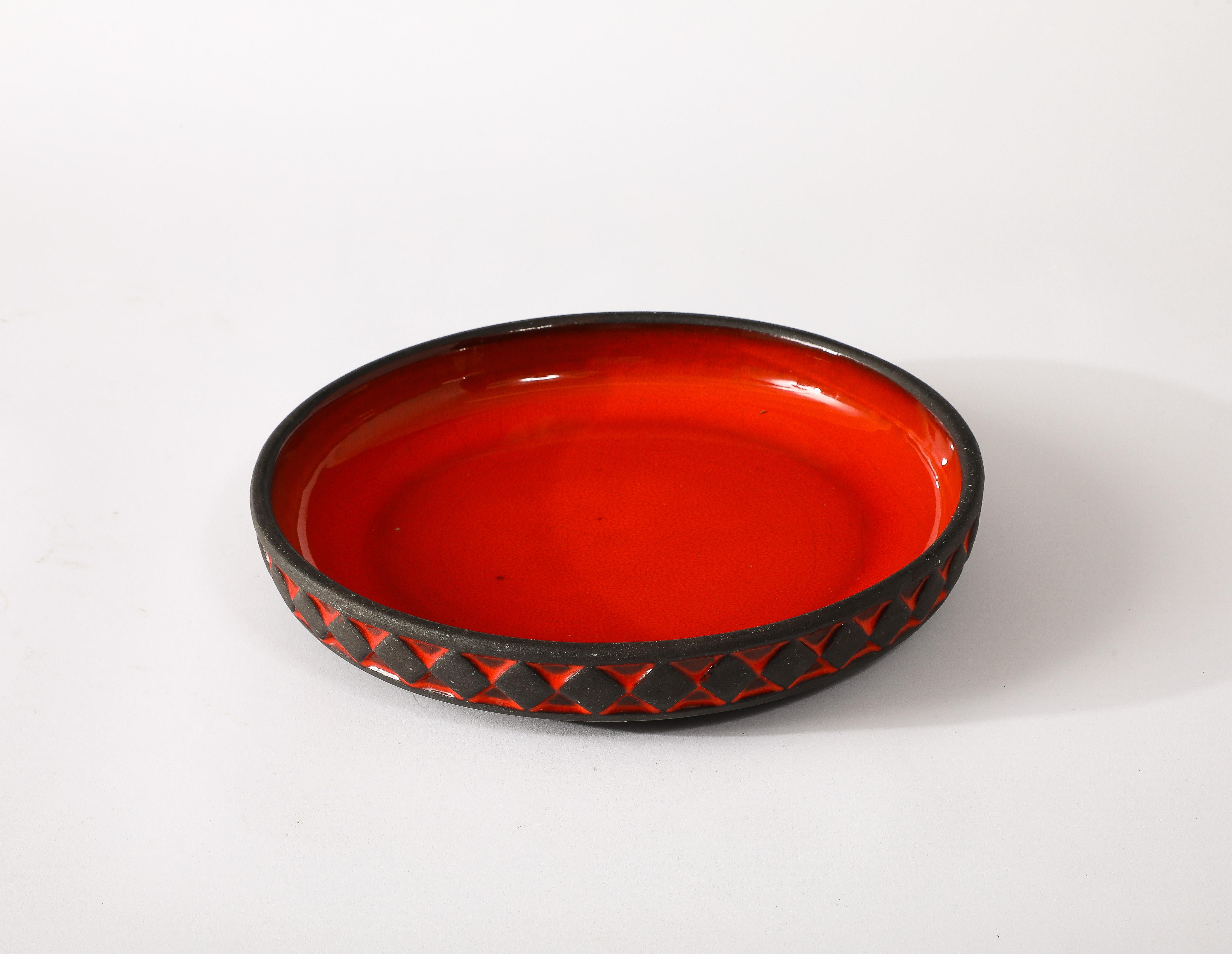 Plato de cerámica esmaltada roja de Frank Keramik of Denmark, Dinamarca Años 60 Glaseado en venta