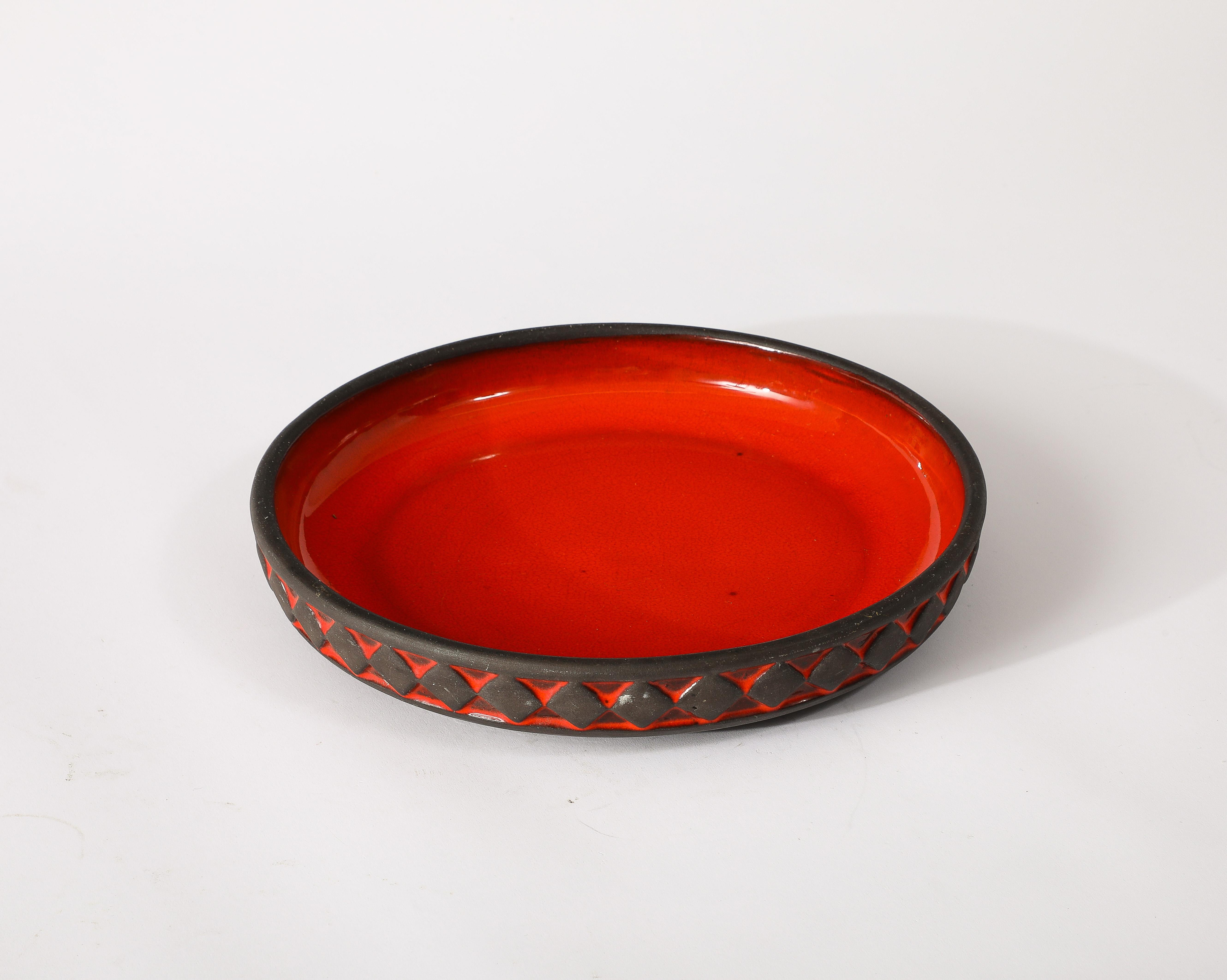 Plato de cerámica esmaltada roja de Frank Keramik of Denmark, Dinamarca Años 60 siglo XX en venta
