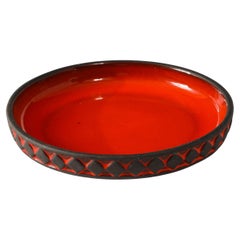 Plat en céramique émaillée rouge de Frank Keramik of Denmark, Danemark, années 1960