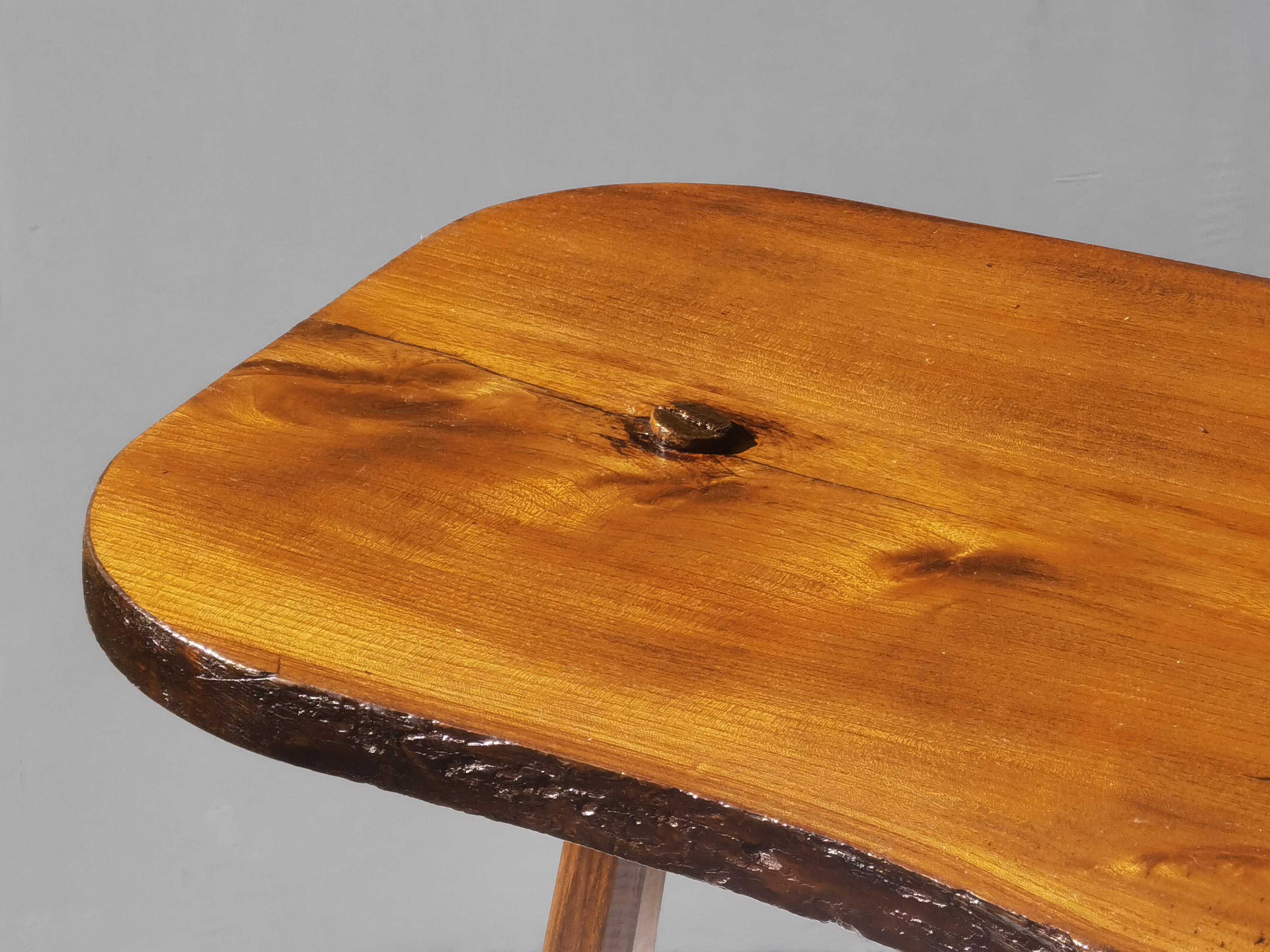 Un ampio tavolino dalle forme libere nello spirito di George Nakashima. Realizzato in Francia da un artista anonimo. Una spettacolare fetta di albero forma il sensuale piano di questo tavolo, compresa la corteccia circostante e le venature interne,