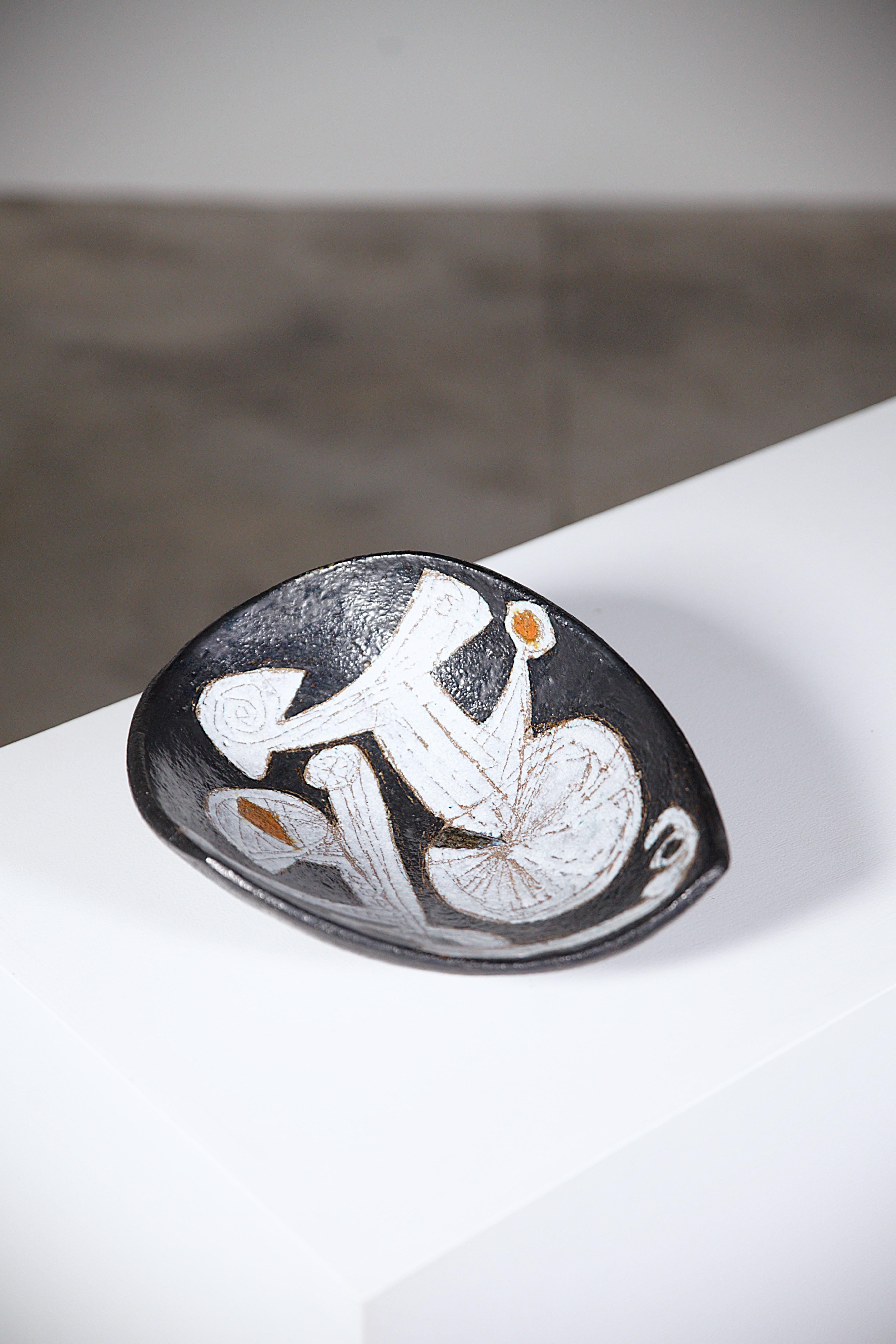 Ciotola in ceramica a forma libera di André Borderie & Vera Szekely Francia, anni '50

Smalto nero con disegno astratto

In ottime condizioni.

Firmato sotto

In evidenza nel libro : Vera Szekely - Edizioni Norma - Ottobre 2020