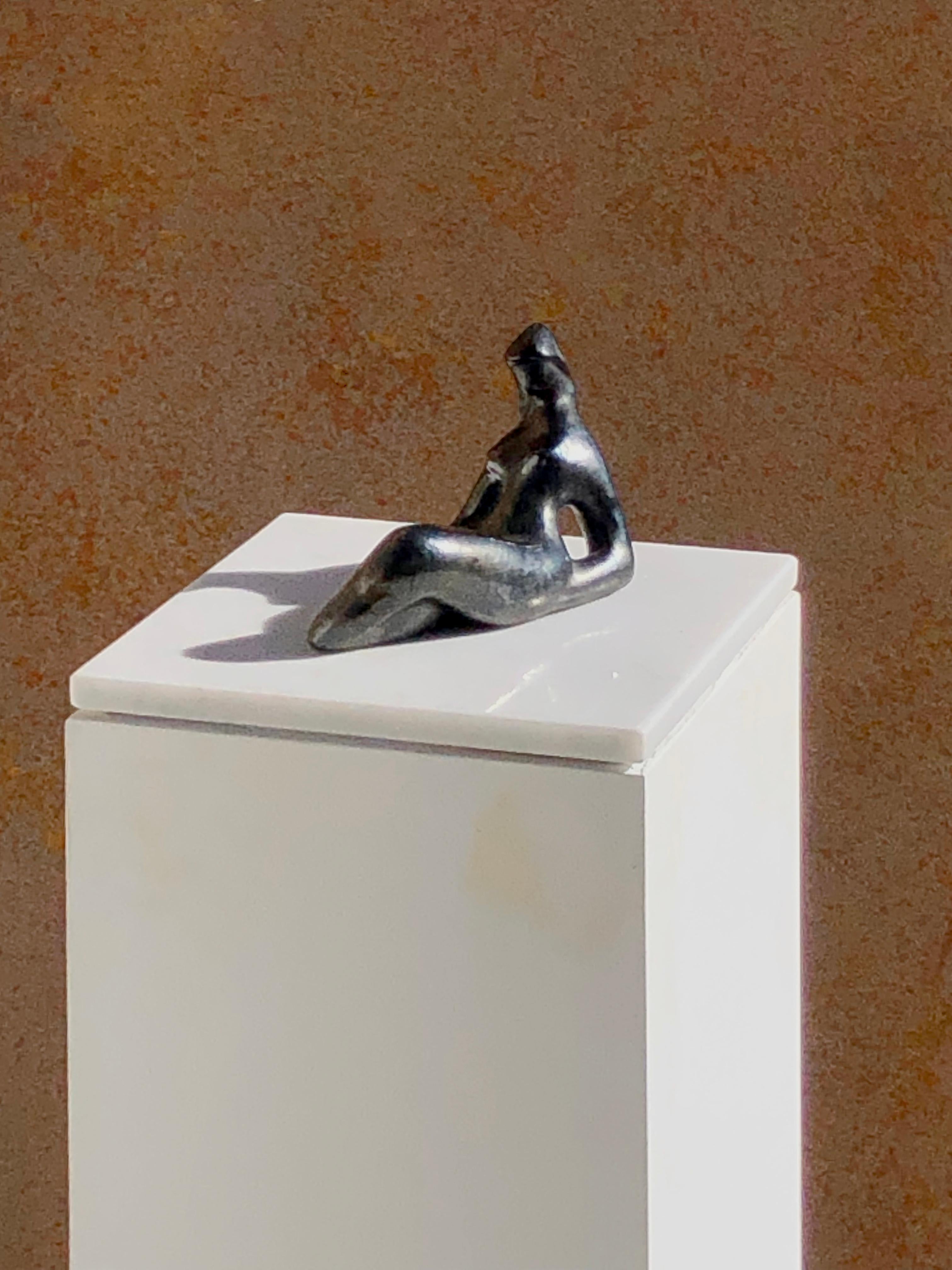 Una superba e sensuale scultura Modernista Free-Form di una donna stilizzata sdraiata, un corpo sensuale in spessa ceramica smaltata nera, non firmata ma per analogia, attribuita ad Accolay, Francia, 1950.

DIMENSIONI: H. 20 x L. 25 x P. 11,5