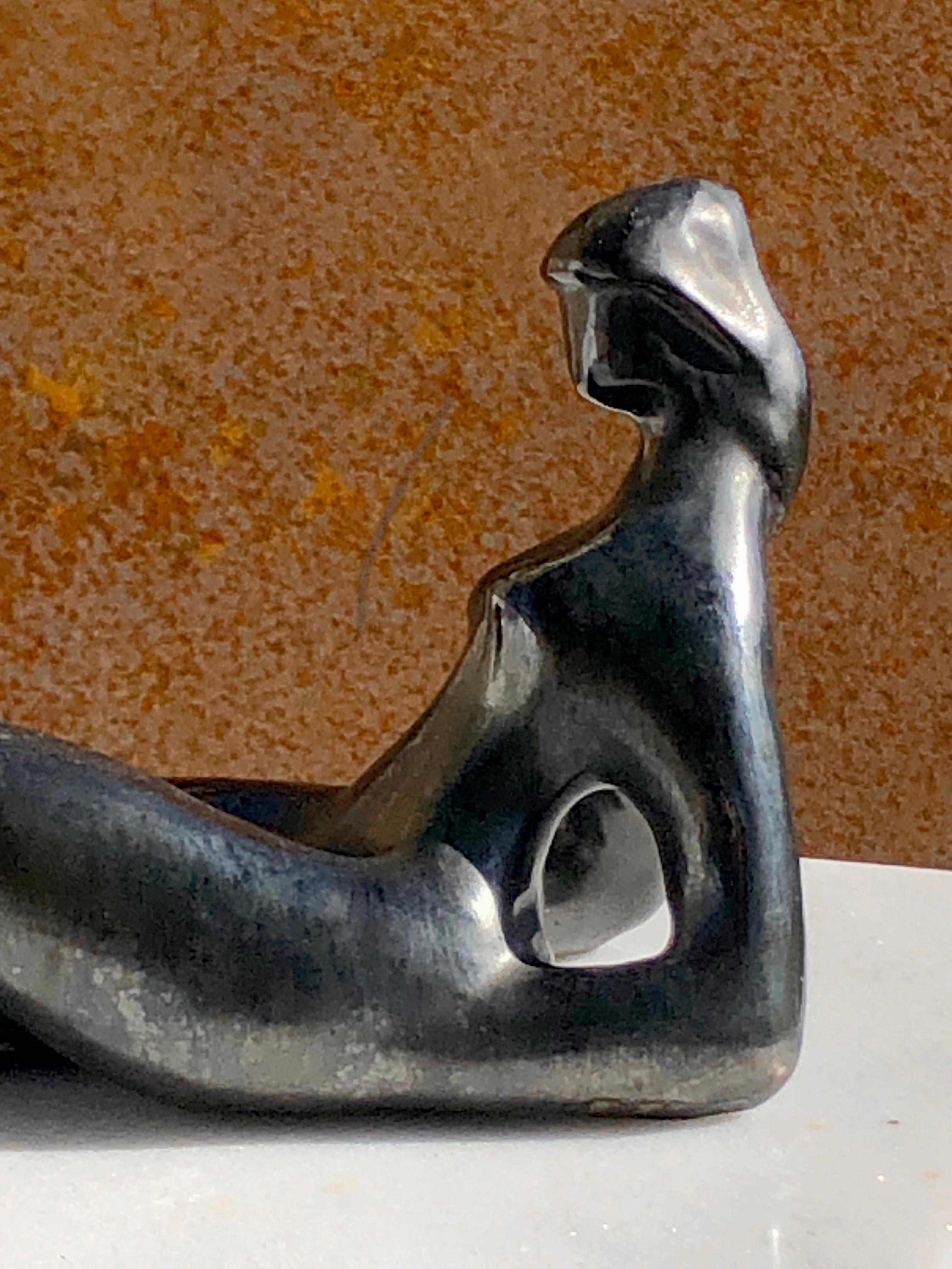 Mid-Century moderno SCULTURA MODERNISTA DI DONNA SEDUTA in ceramica a forma libera di ACCOLAY Francia 1950 in vendita