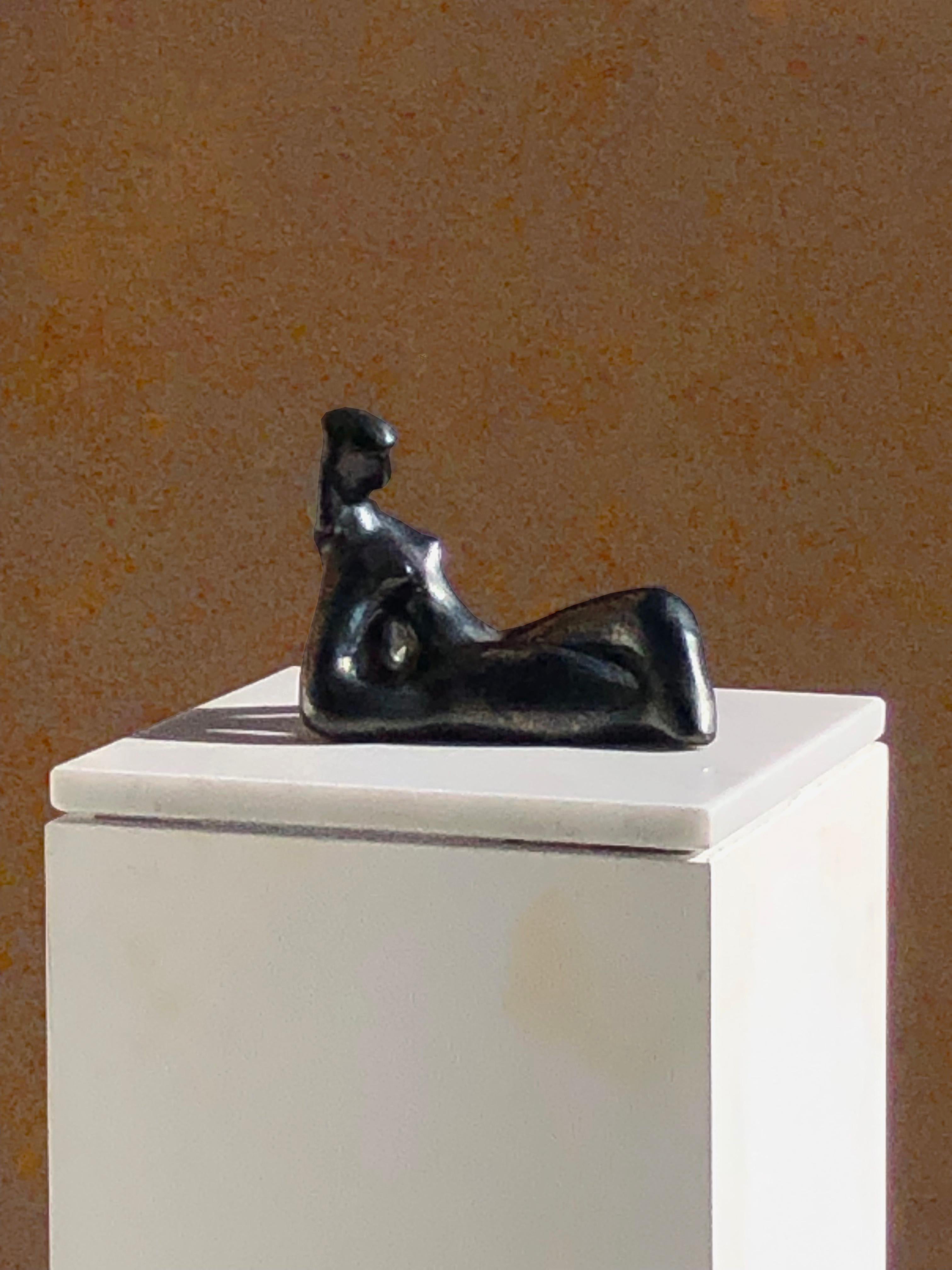 SCULTURA MODERNISTA DI DONNA SEDUTA in ceramica a forma libera di ACCOLAY Francia 1950 In condizioni buone in vendita a PARIS, FR