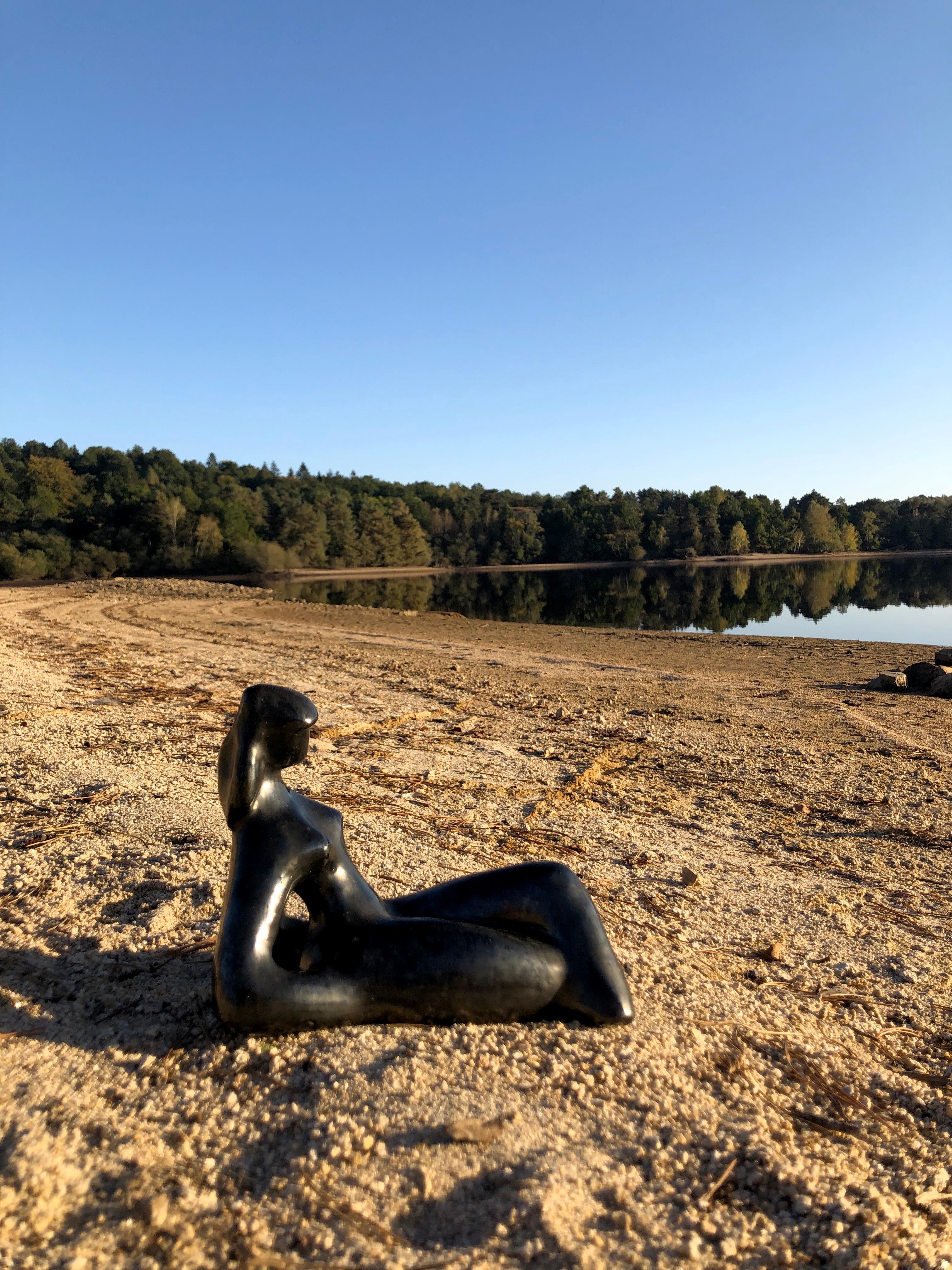 Metà XX secolo SCULTURA MODERNISTA DI DONNA SEDUTA in ceramica a forma libera di ACCOLAY Francia 1950 in vendita