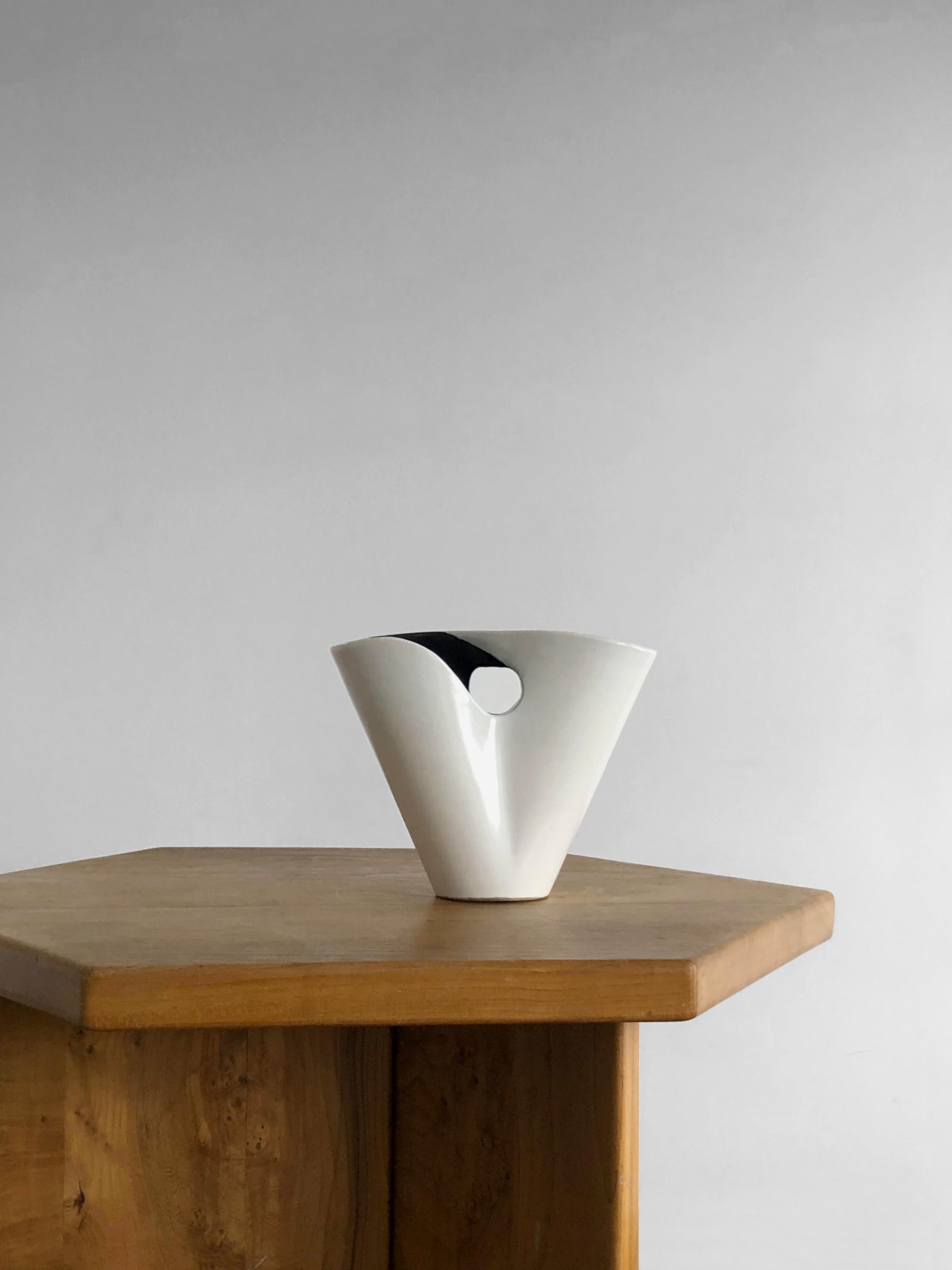 A FREE-FORM MODERNIST Ceramic VASE  by ELCHINGER, France 1950 For Sale 1