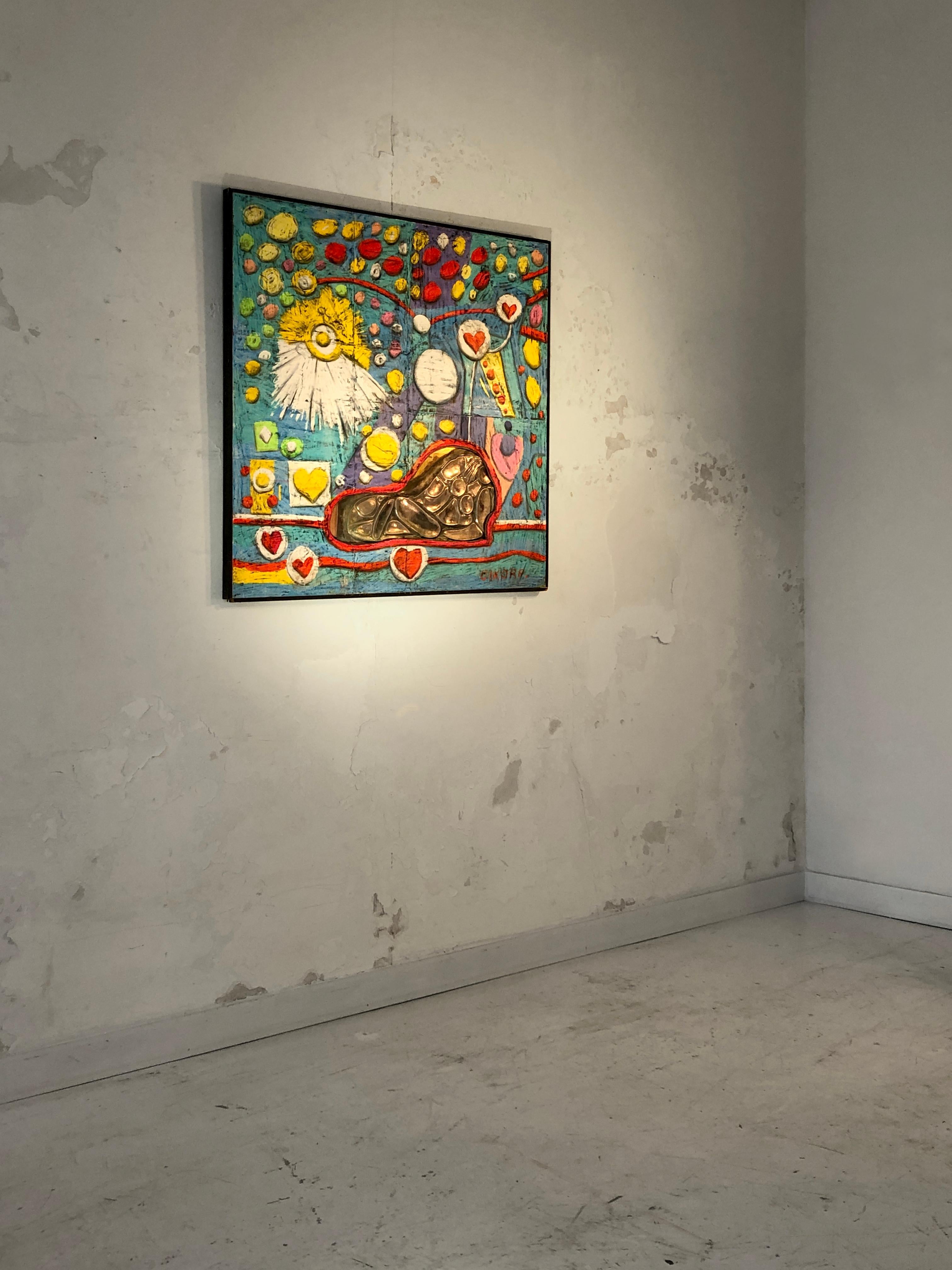 Un'opera pittorica quadrata di grandi dimensioni, pezzo unico, grande collage di carte da parati e marouflage su pannello con rilievi in alluminio integrati, che crea una composizione brulicante di forme, segni e piccoli cuori (premonitori dei 