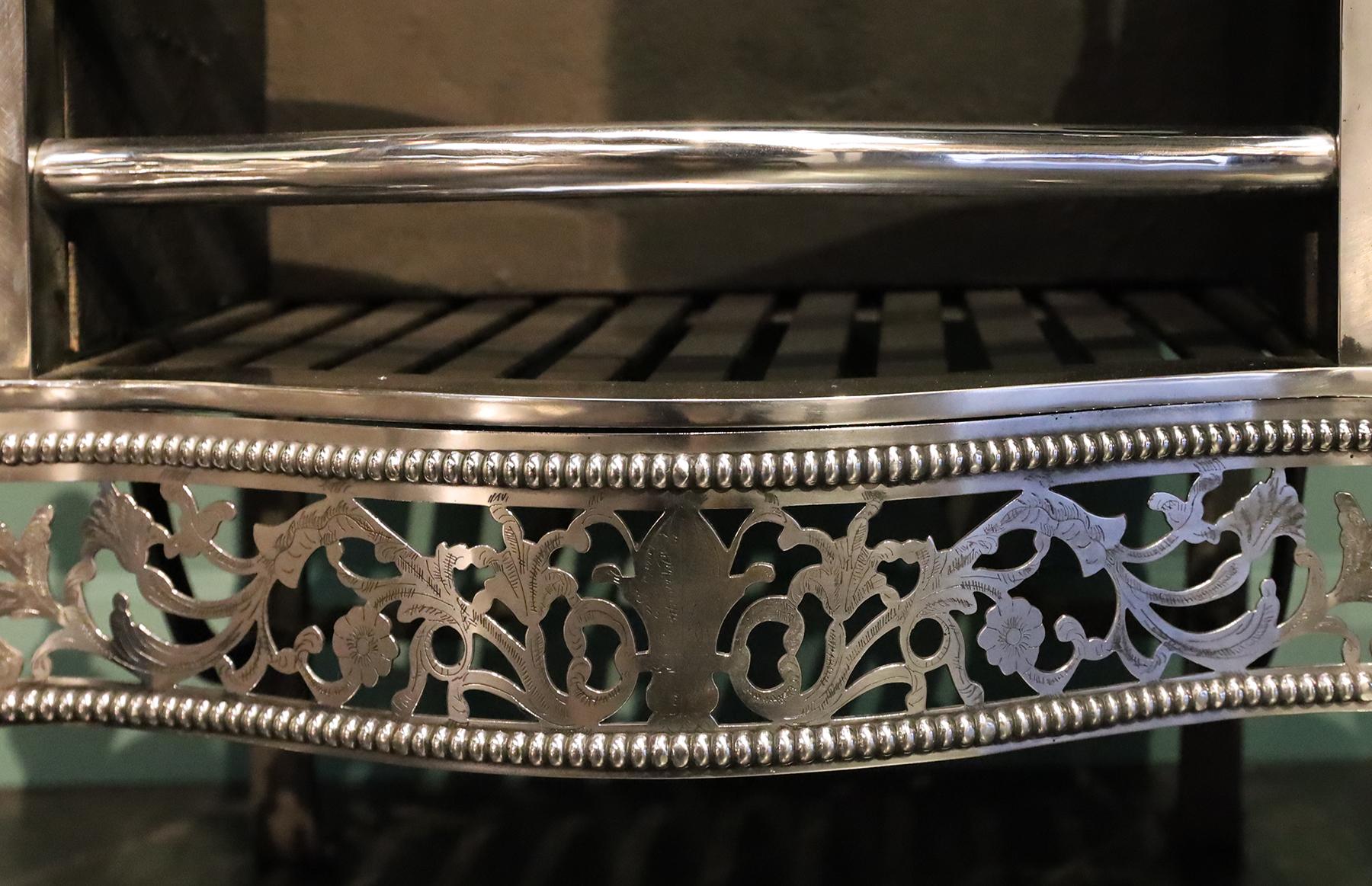 Noirci A Free-Standing Polished Steel Fire Grate in the Georgian Form en vente