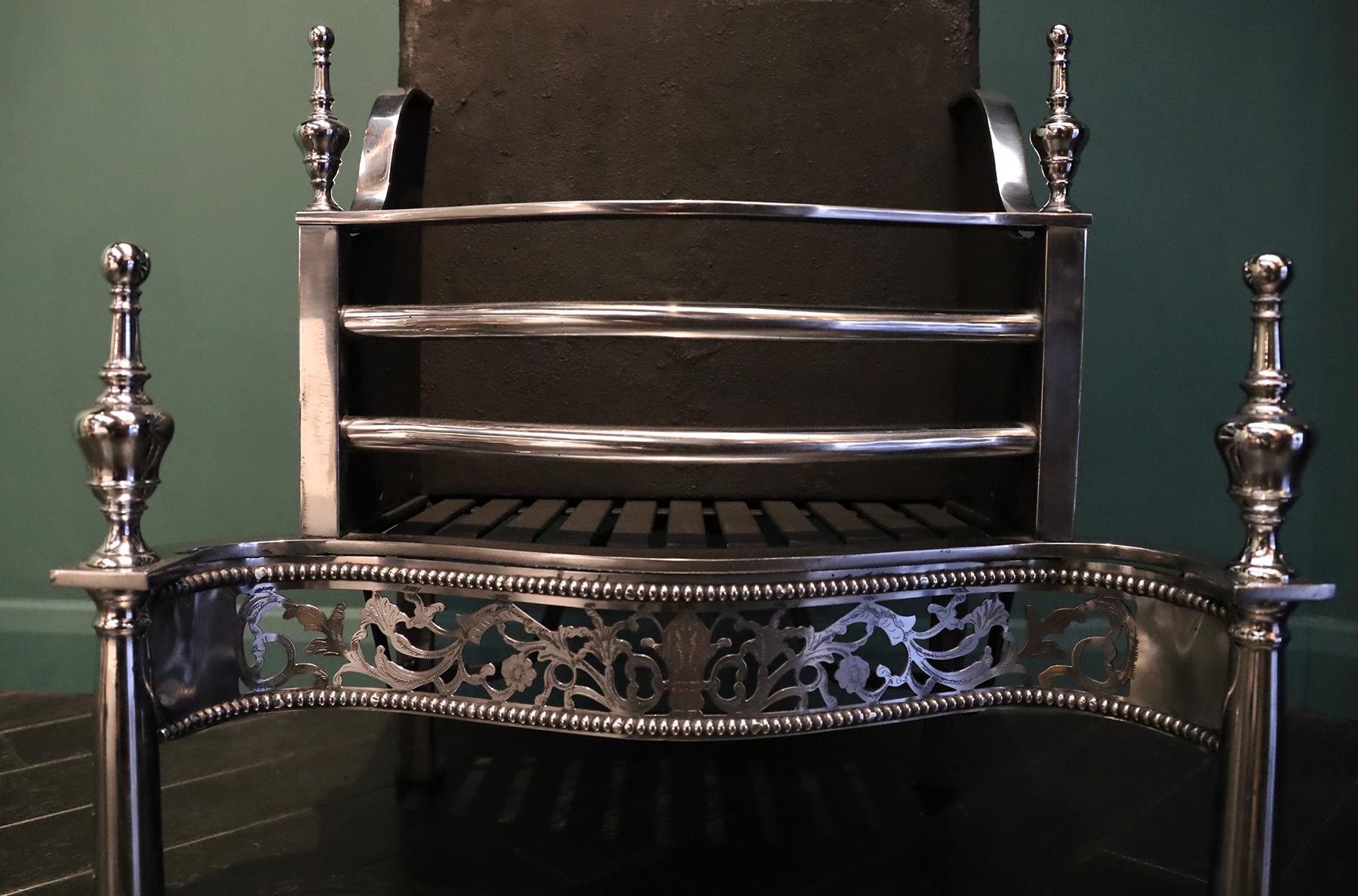 A Free-Standing Polsihed Steel Fire Grate in the Georgian Form im Zustand „Gut“ im Angebot in London, GB